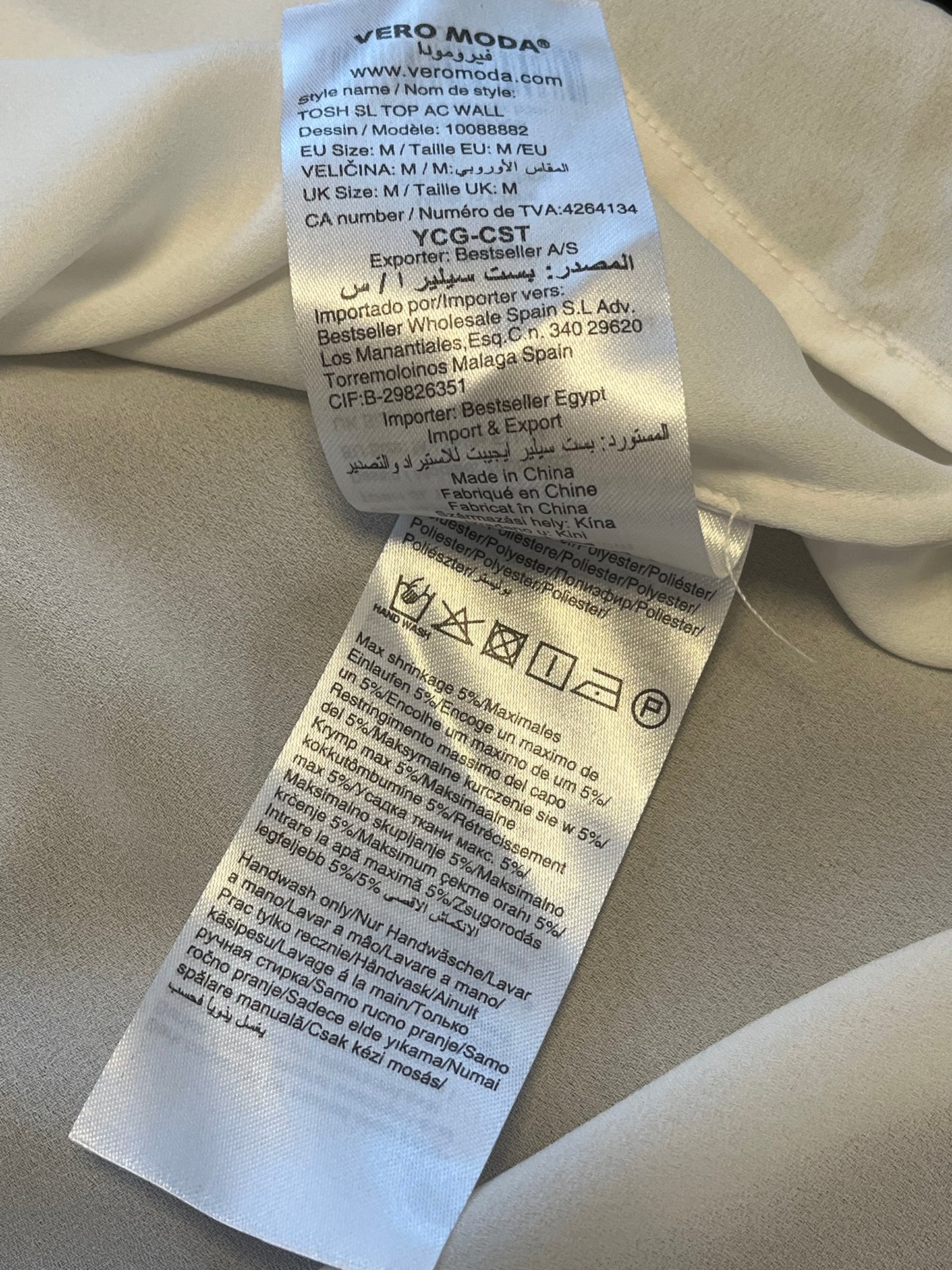 Blouse Vero Moda - Vue sur l'étiquette de composition