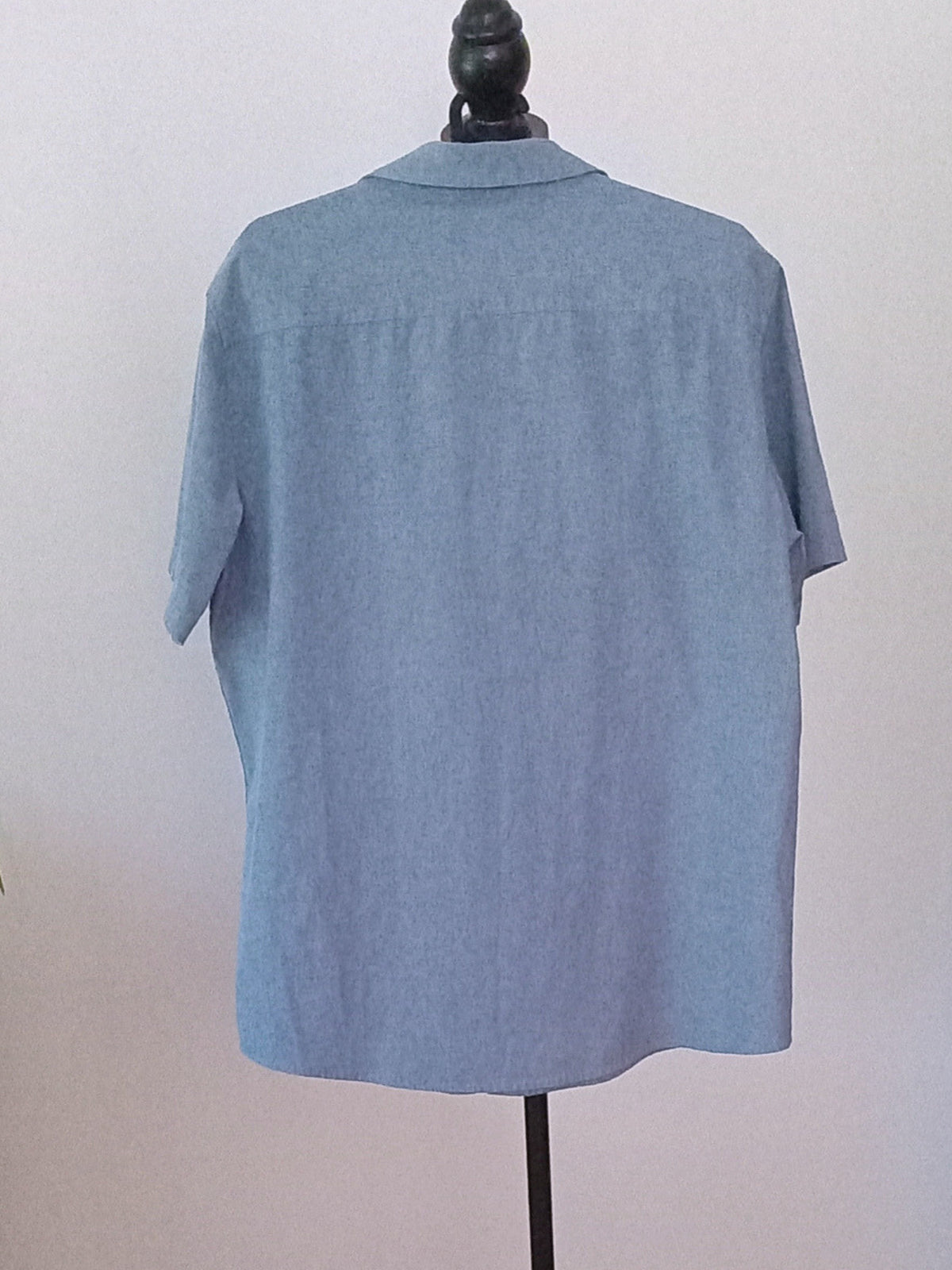Chemise bleu pâle à manches courtes