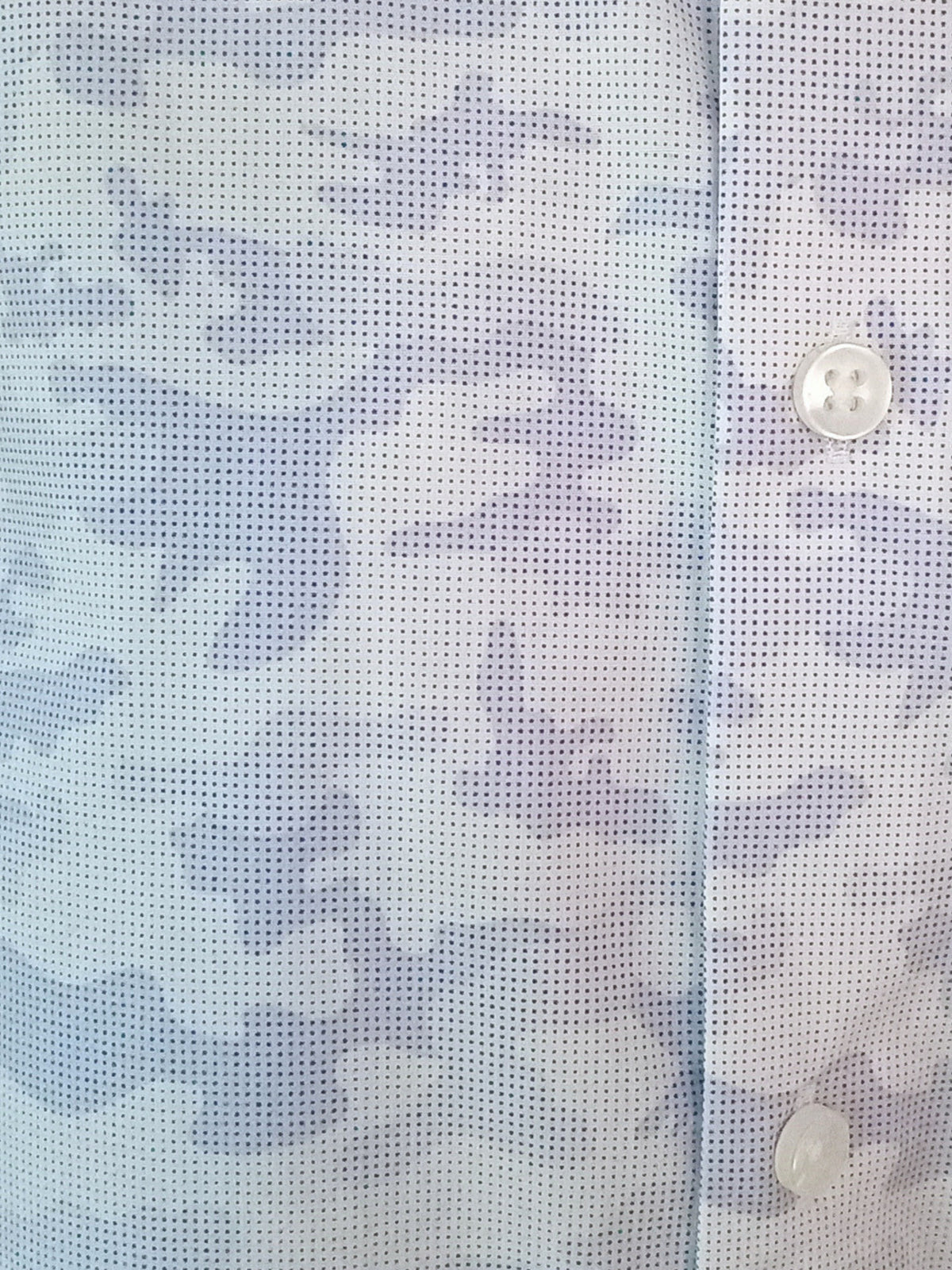 Chemise pâle à imprimé camouflage