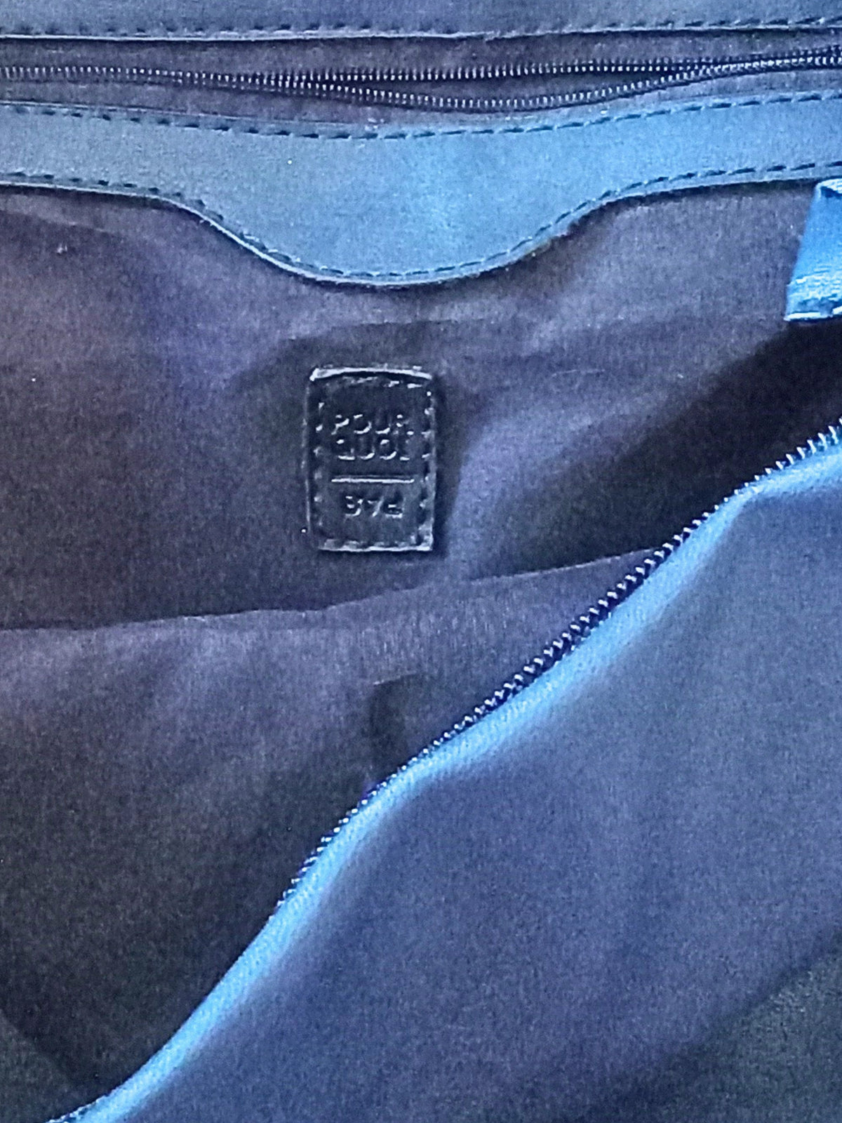 Grand sac bleu porté épaule
