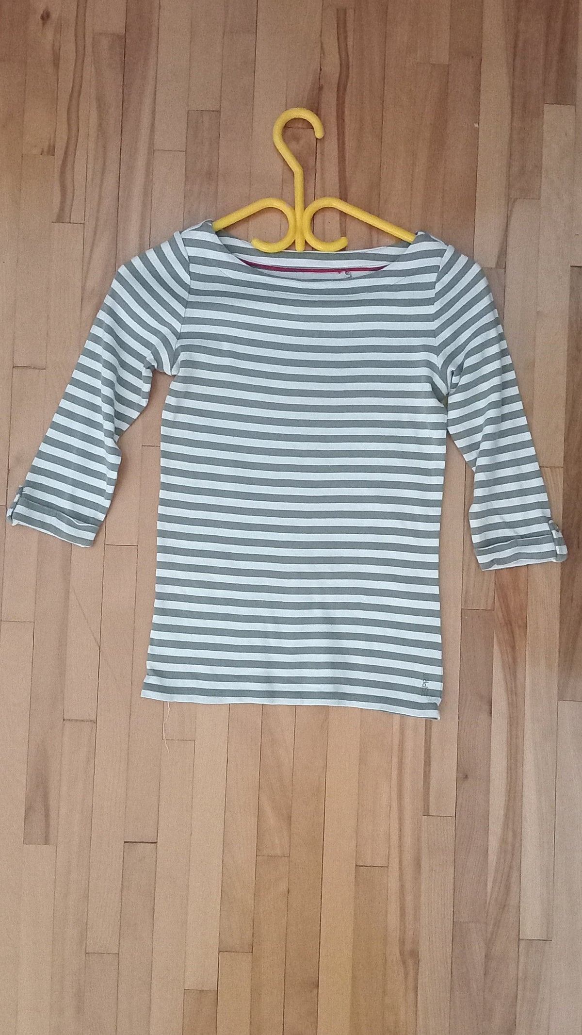 Chandail rayé à col bateau crème et gris chaud (TP)