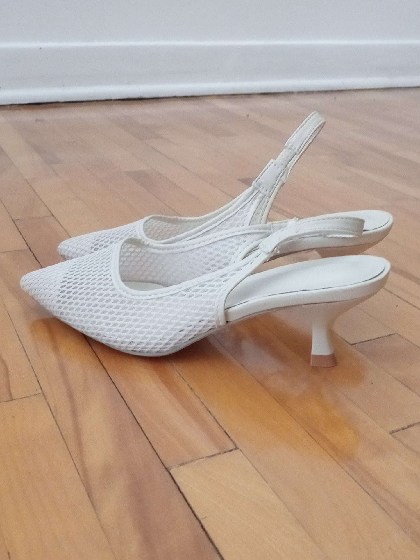 Escarpins crème pointus à bride (7)