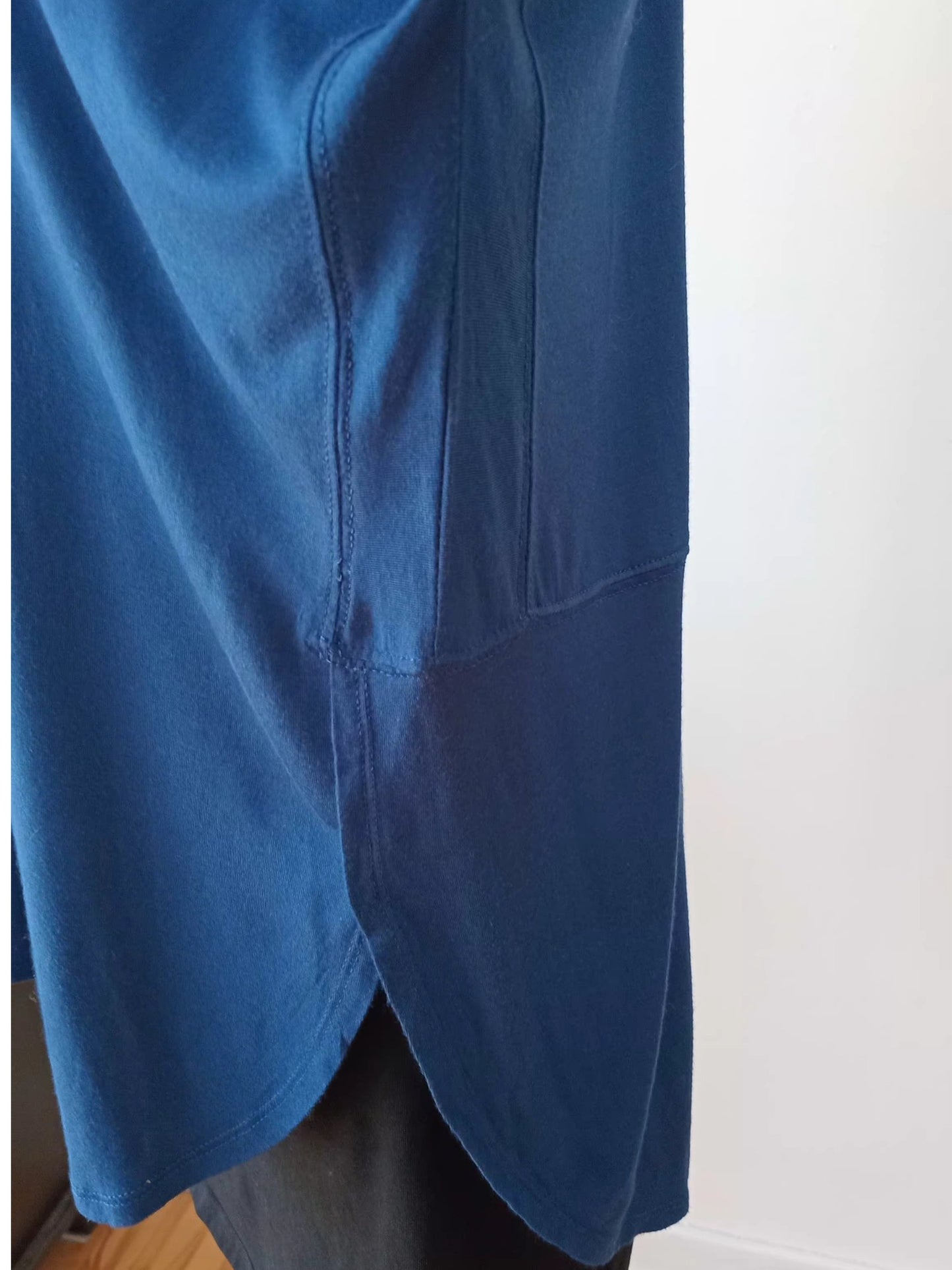 Chandail col V bleu profond coupe ample (M)
