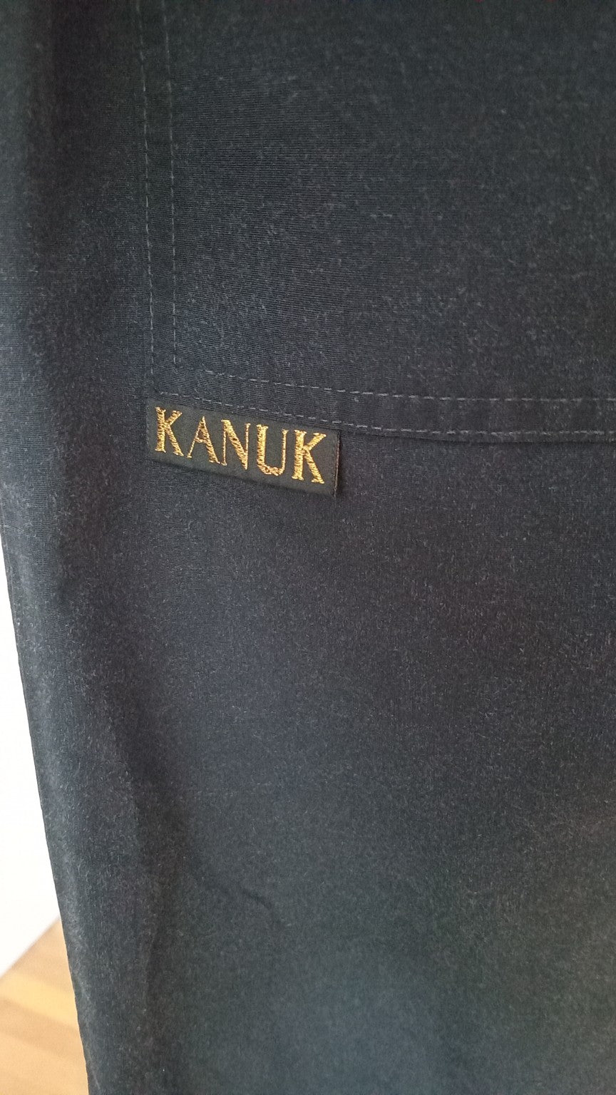 Pantalon cargo baggy Kanuk taille M - gros plan du logo