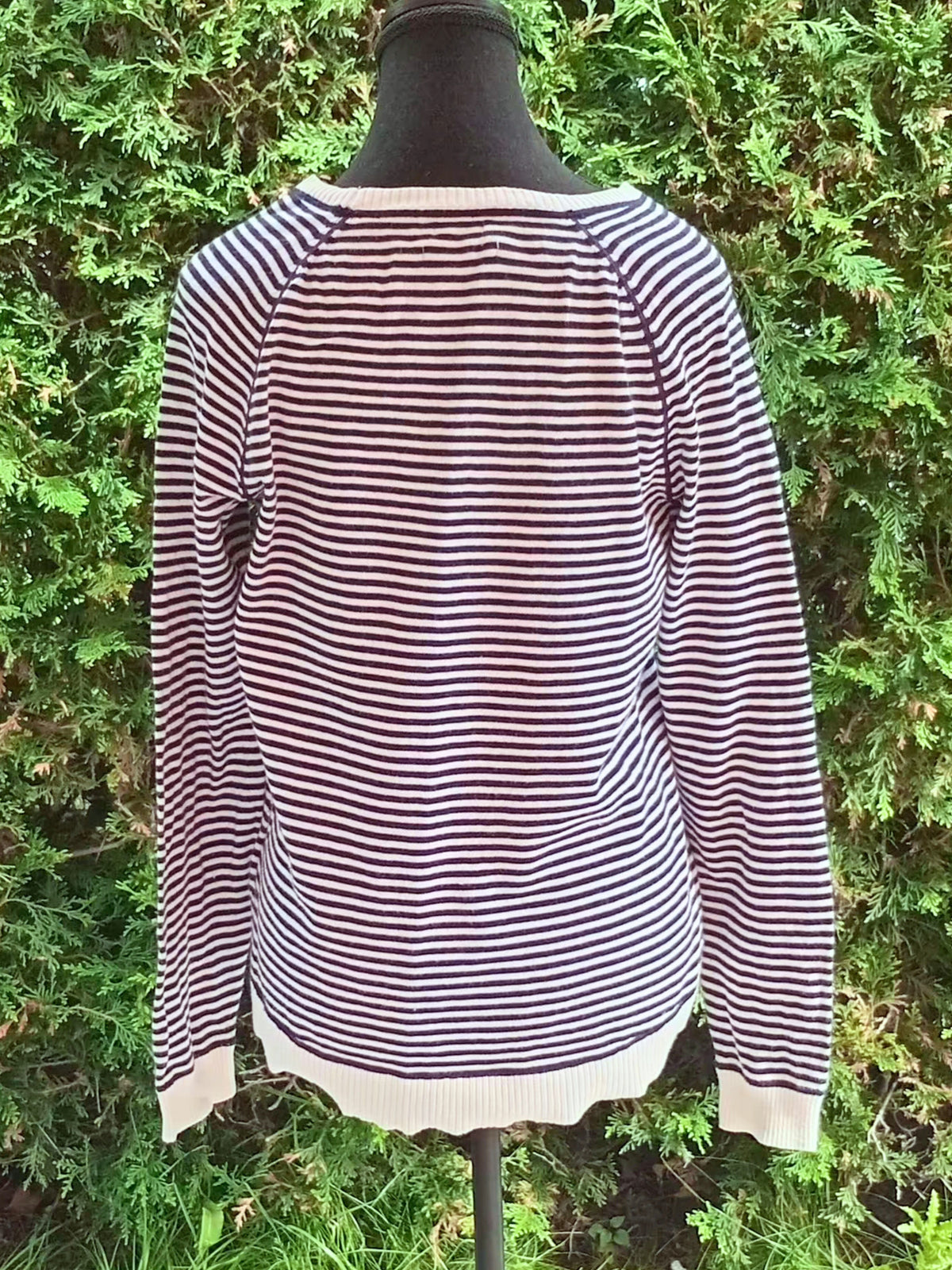 Chandail rayé marine et crème en coton (M)