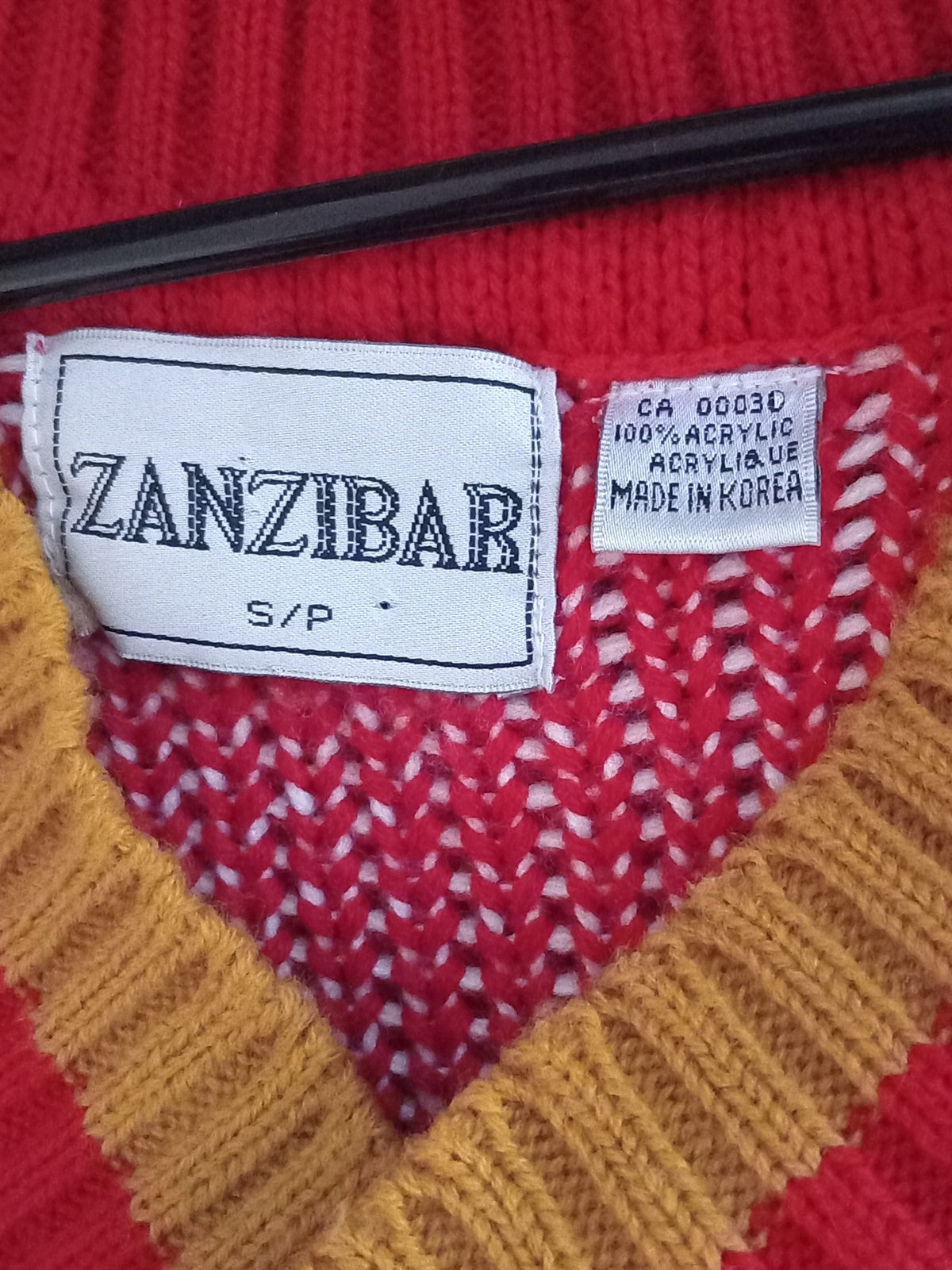 Chandail vintage rouge à motifs graphiques (P)