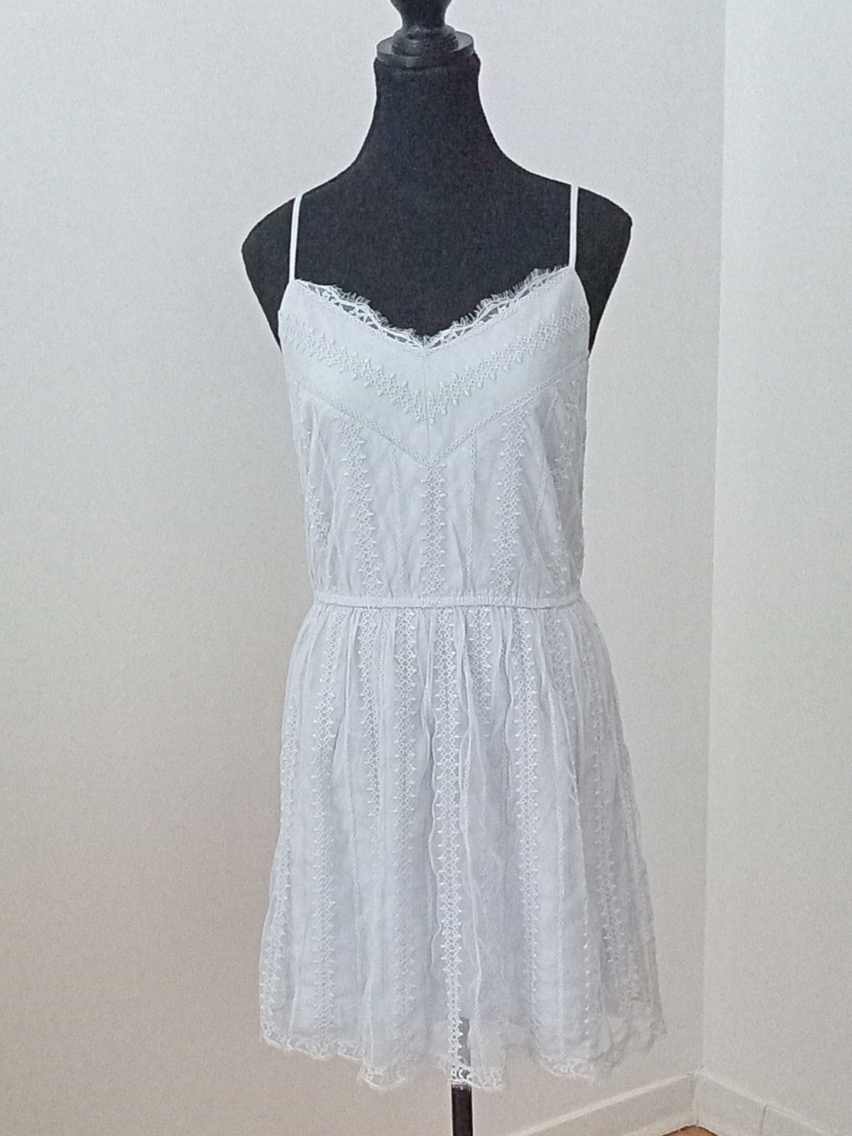 Robe bleu pâle brodée à fines bretelles (P)
