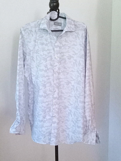 Chemise pâle à imprimé camouflage