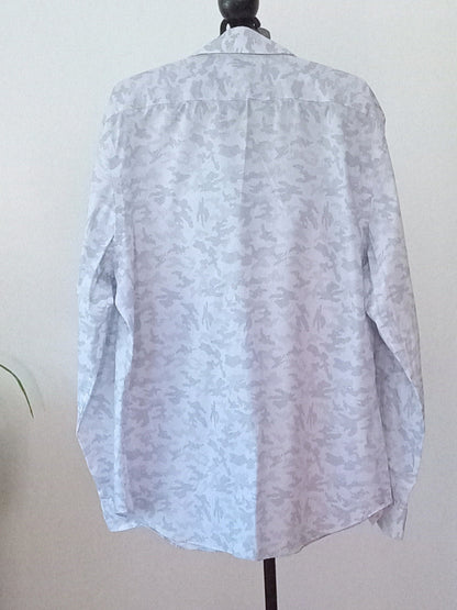 Chemise pâle à imprimé camouflage