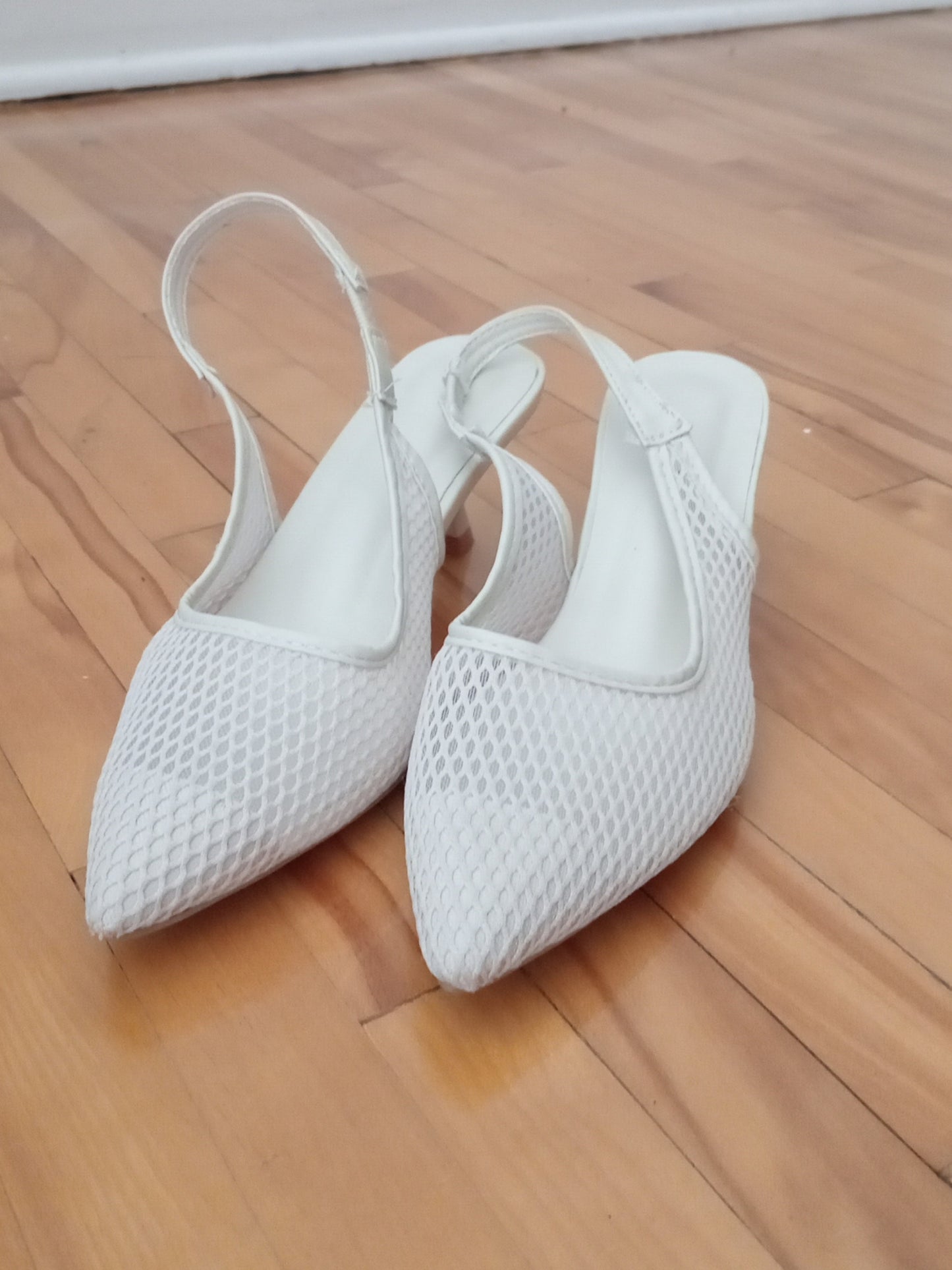 Escarpins crème pointus à bride (7)