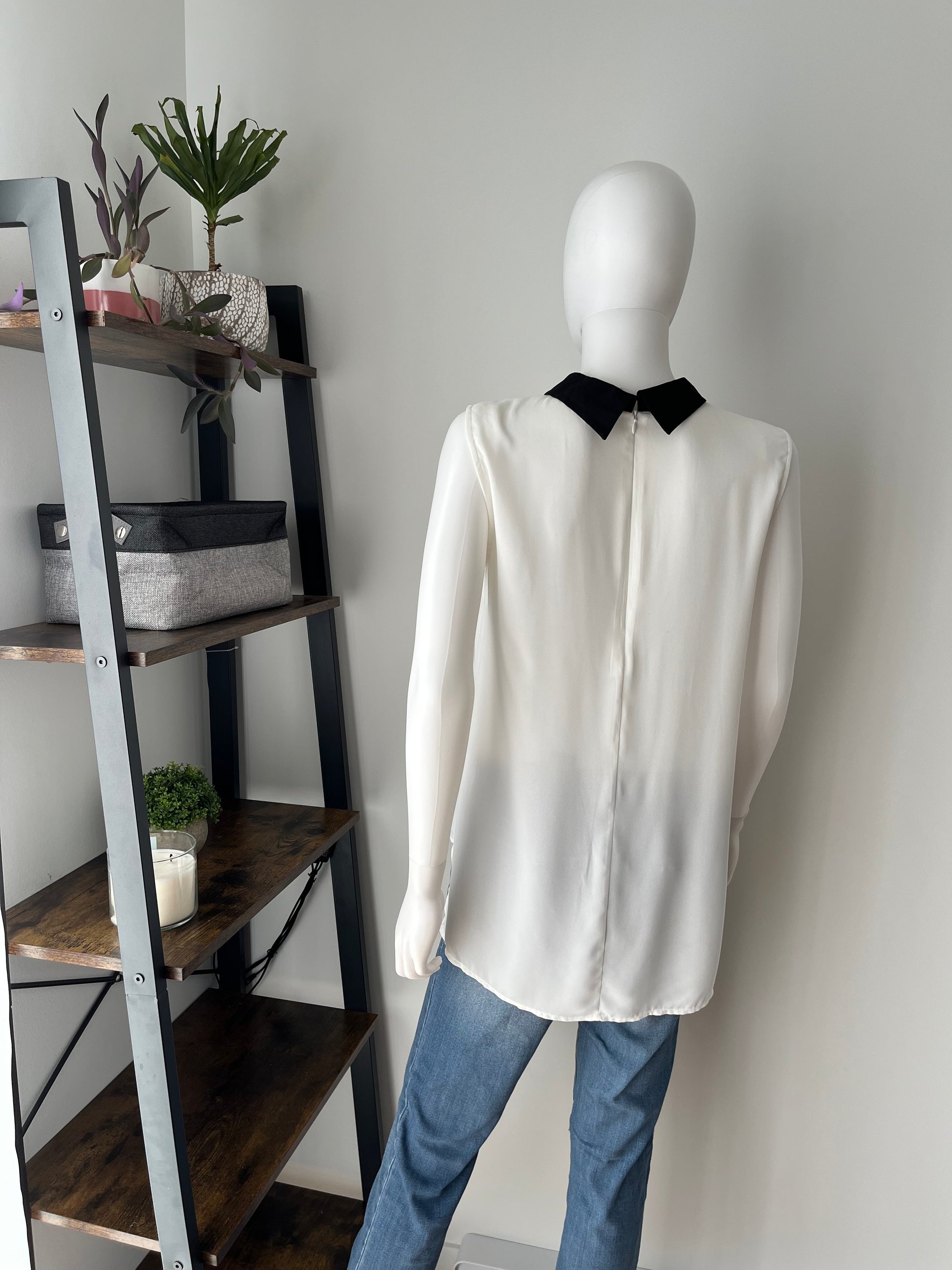 Blouse Vero Moda - Vue arrière sur mannequin sur fond blanc
