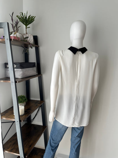 Blouse Vero Moda - Vue arrière sur mannequin sur fond blanc
