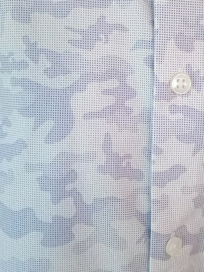 Chemise pâle à imprimé camouflage