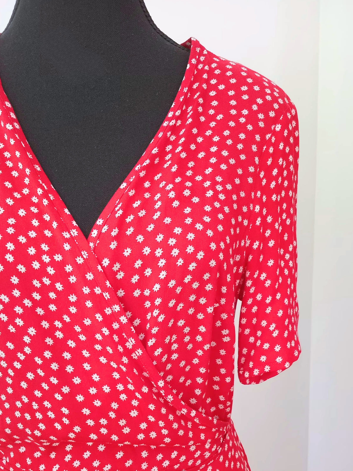 Robe cache-cœur rouge à fleurs (6)