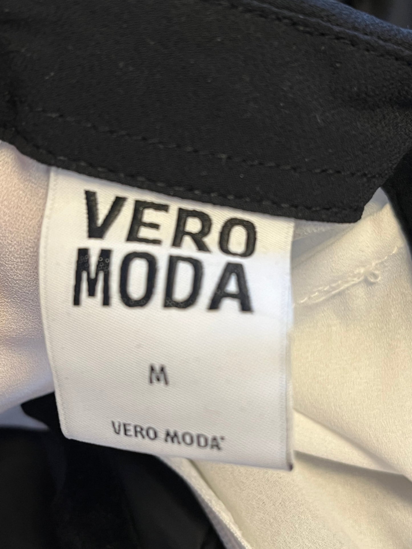 Blouse Vero Moda - Vue sur l'étiquette de marque et de taille
