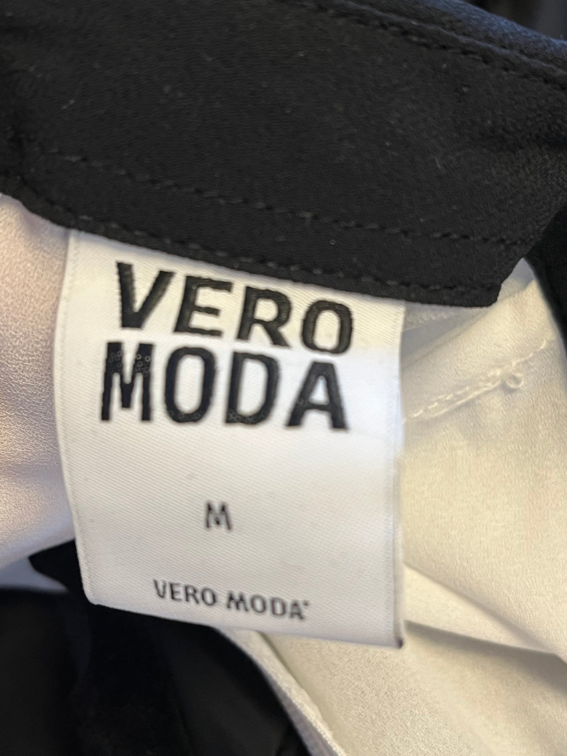 Blouse Vero Moda - Vue sur l'étiquette de marque et de taille