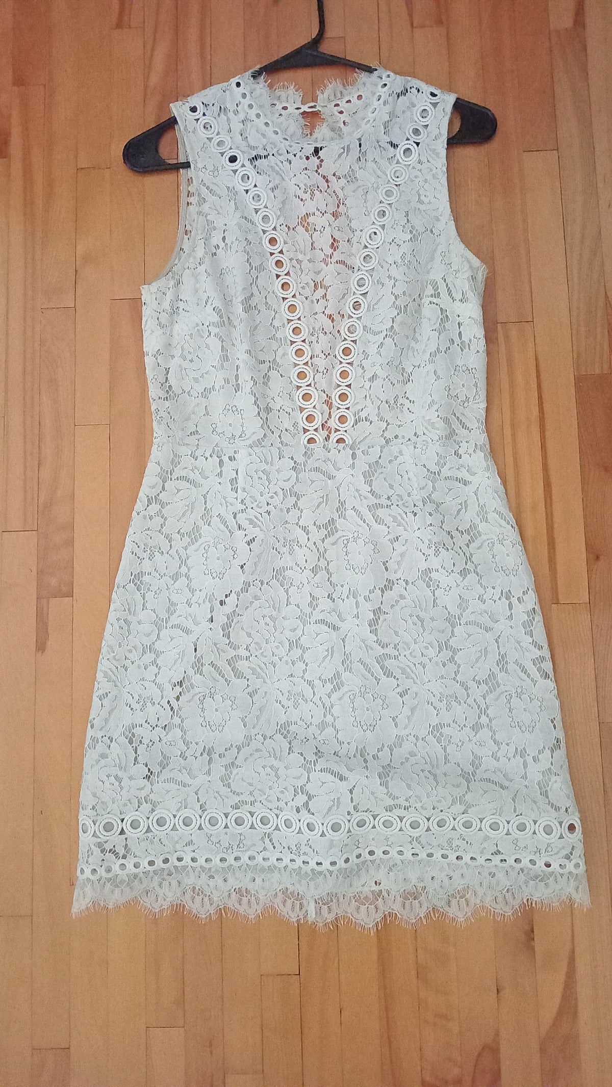 Robe en dentelle à dos dénudé blanc crème (M)
