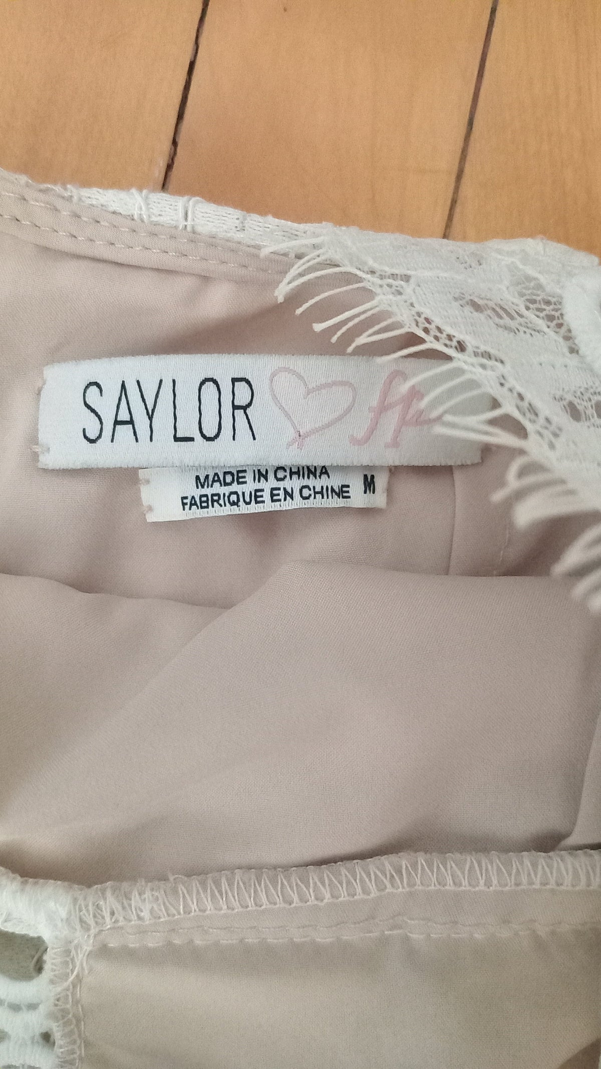 Robe en dentelle à dos dénudé blanc crème (M)