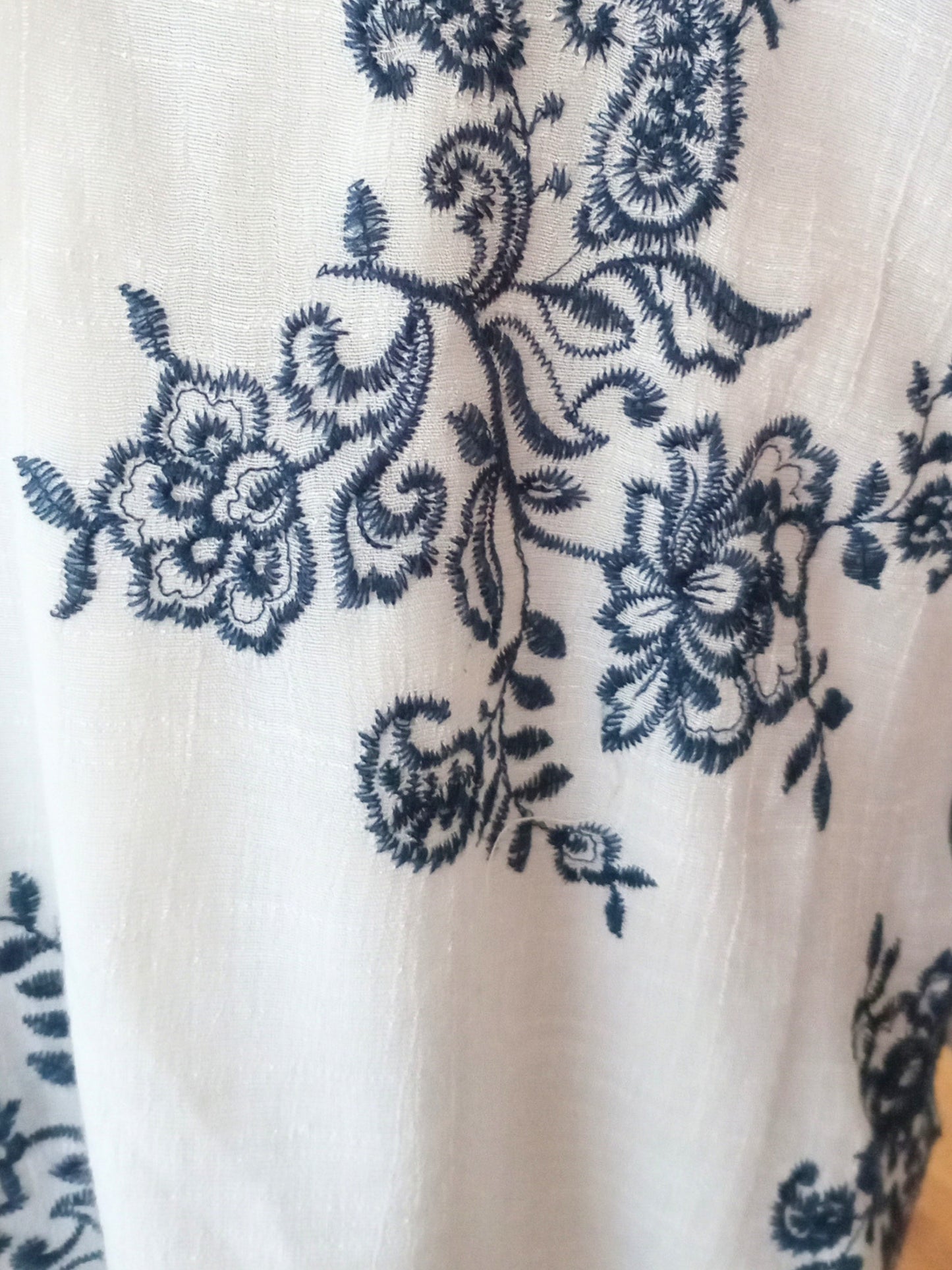 Blouse bohème brodée blanche et marine (M)