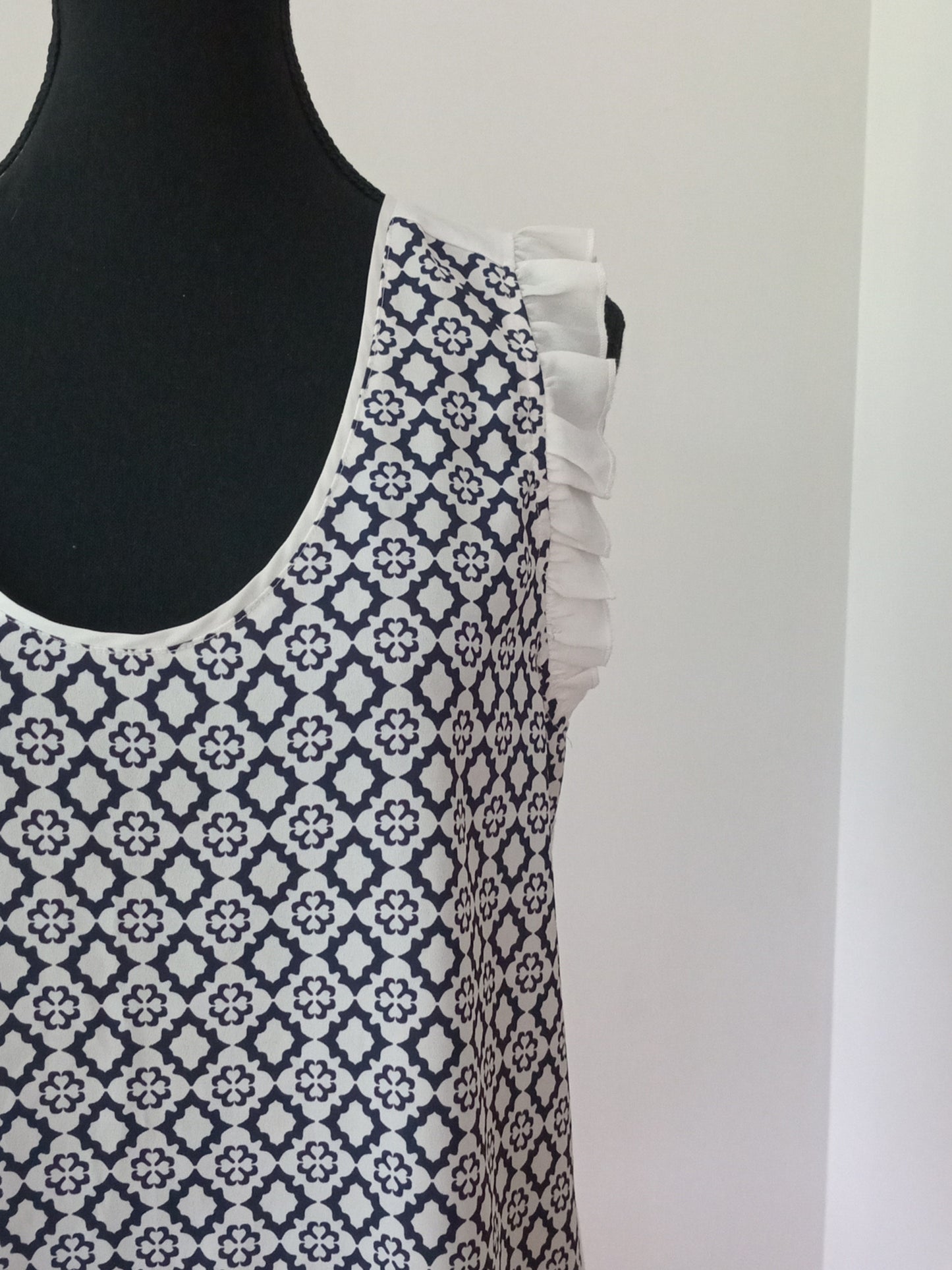 Camisole fluide à motifs crème et bleu marine (M)
