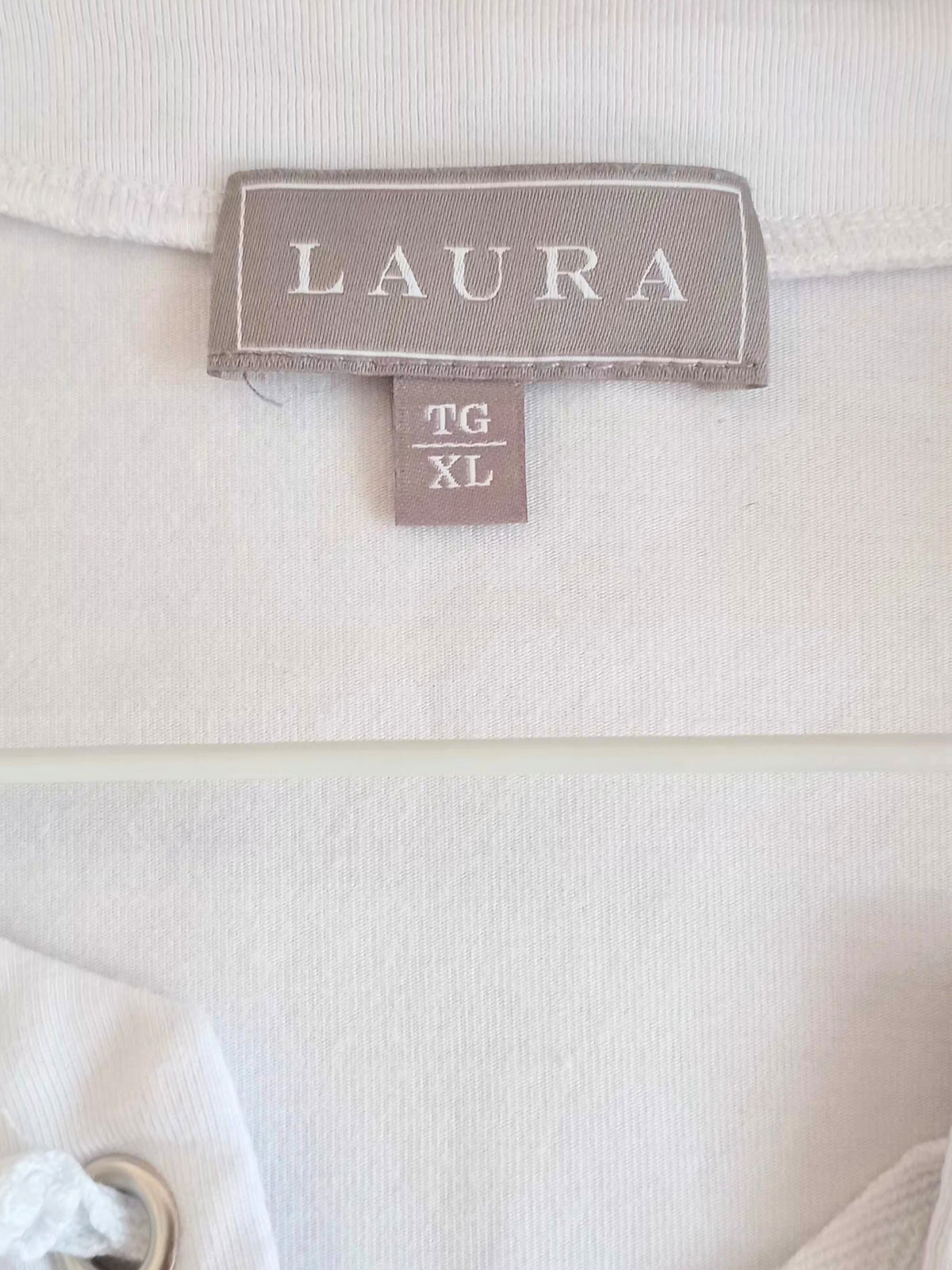 T-shirt blanc à encolure lacée (TG)