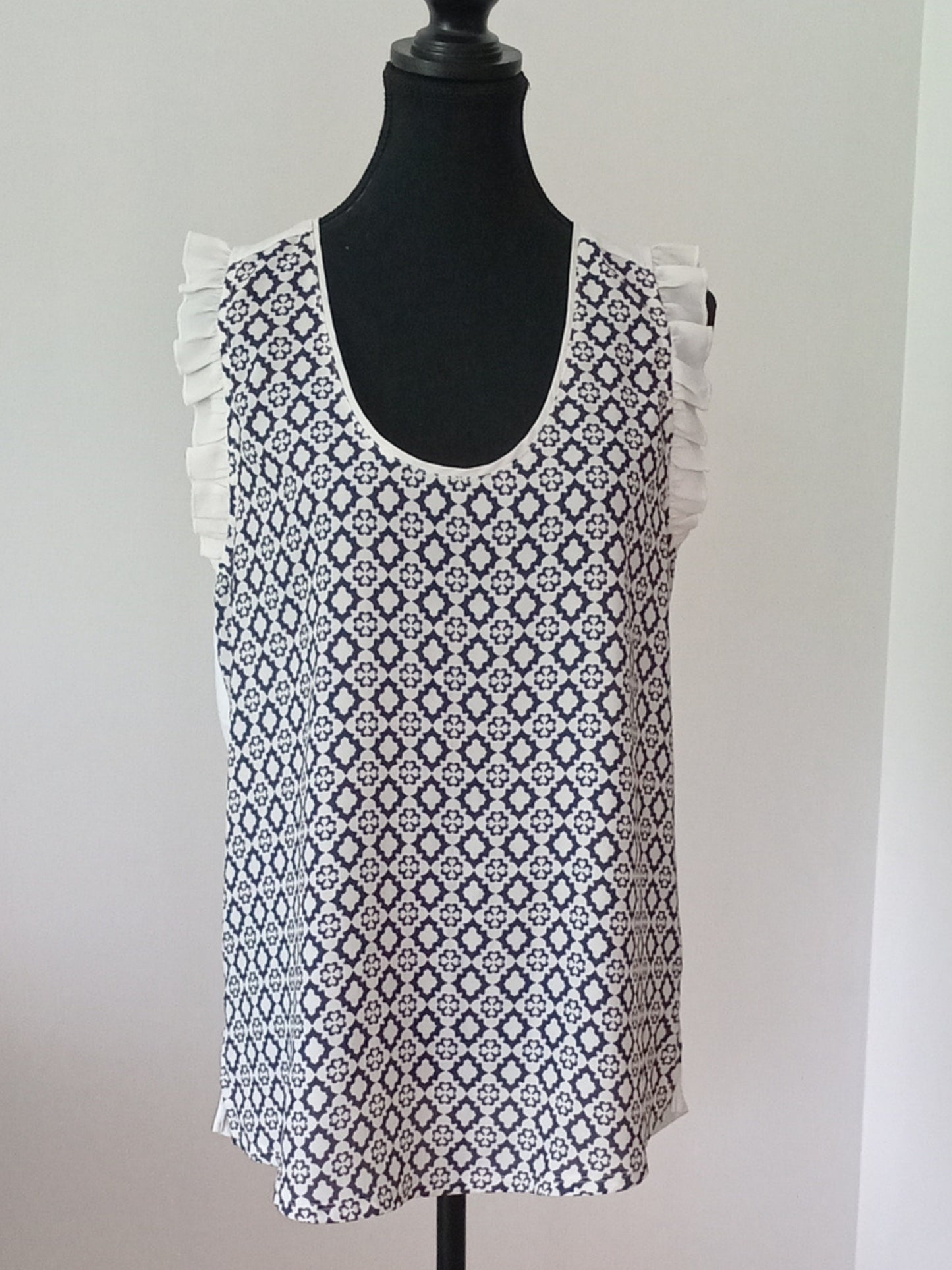 Camisole fluide à motifs crème et bleu marine (M)