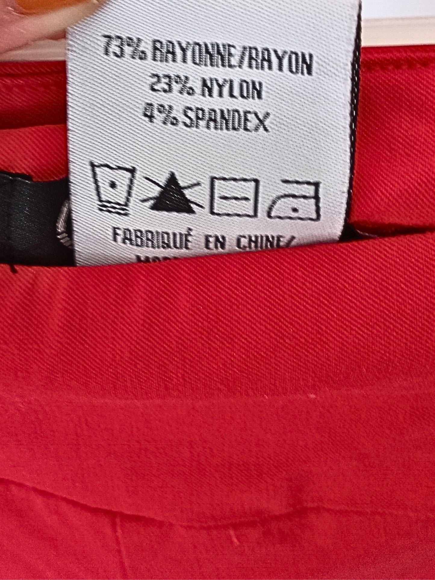 Pantalon rouge vif trois quarts (7)