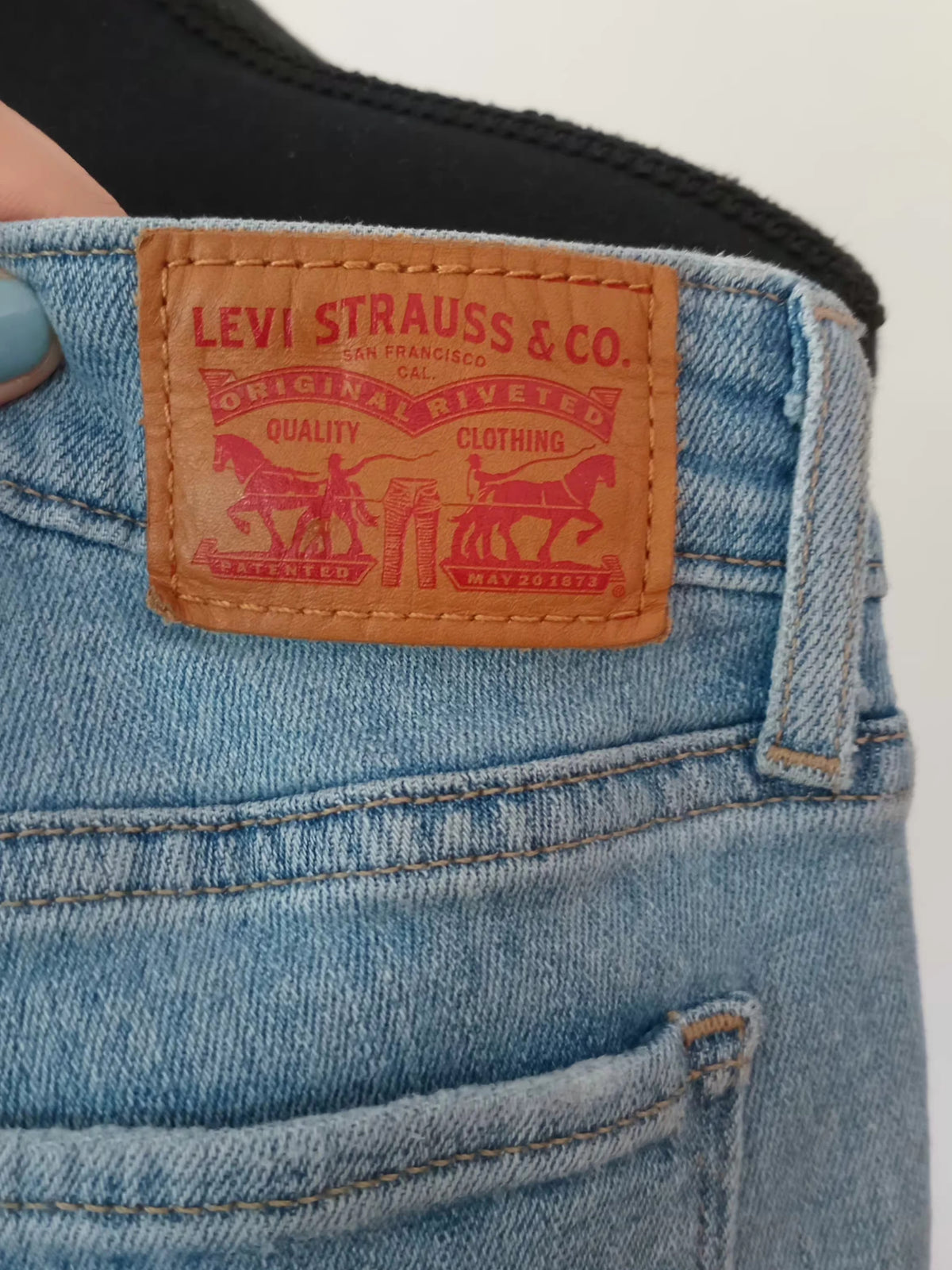 Jean skinny délavé avec genou effiloché (28)