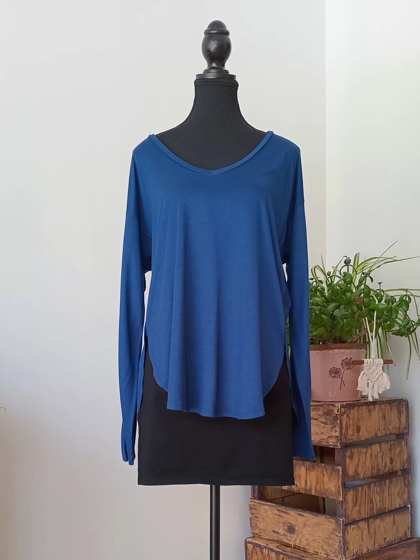 Chandail col V bleu profond coupe ample (M)