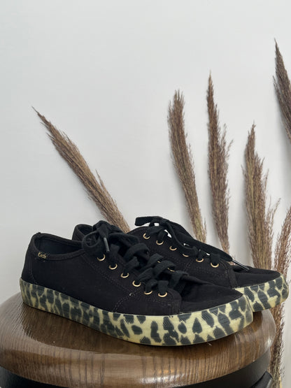 Souliers Keds - Vue avant sur fond blanc