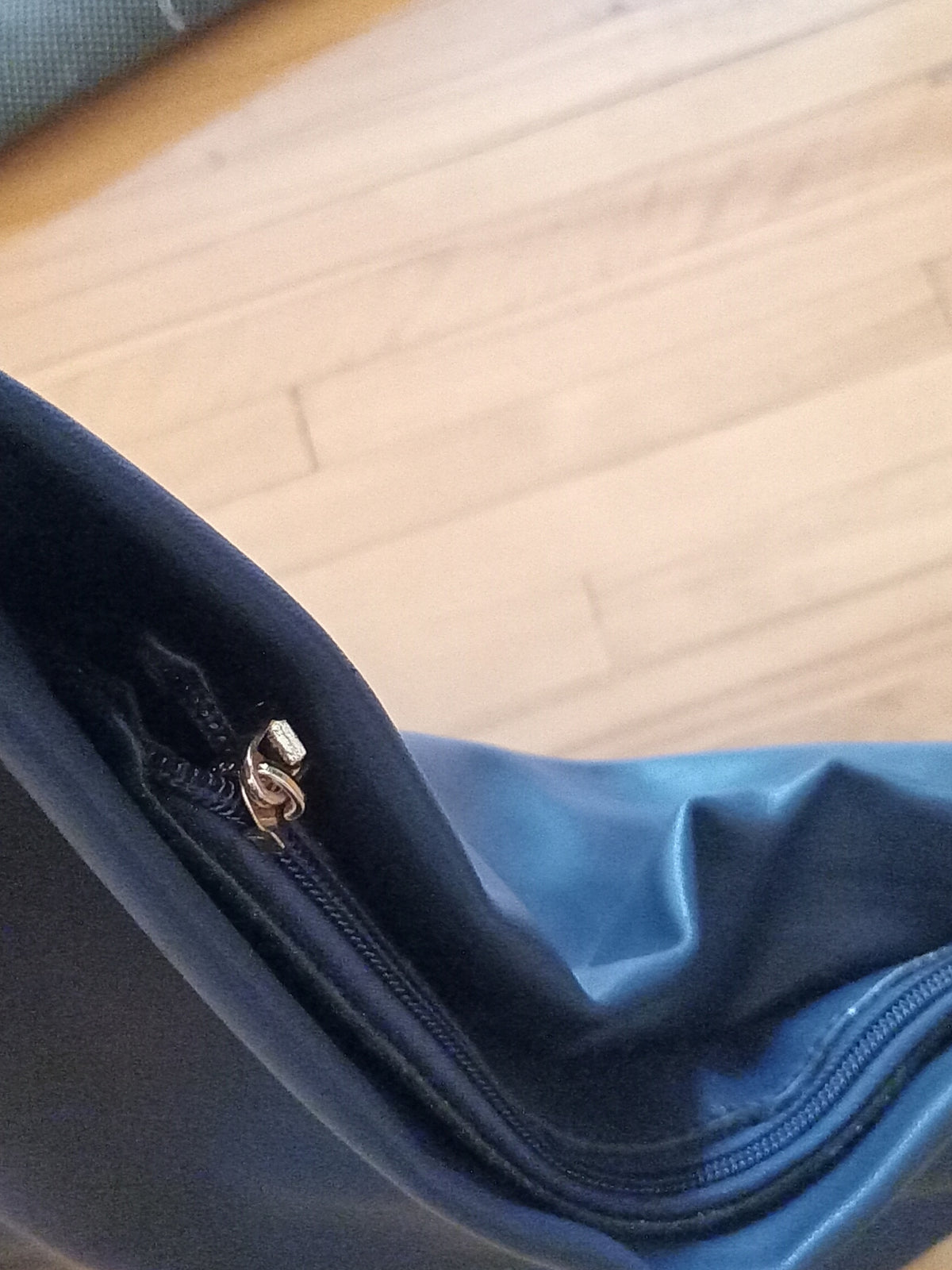 Grand sac bleu porté épaule