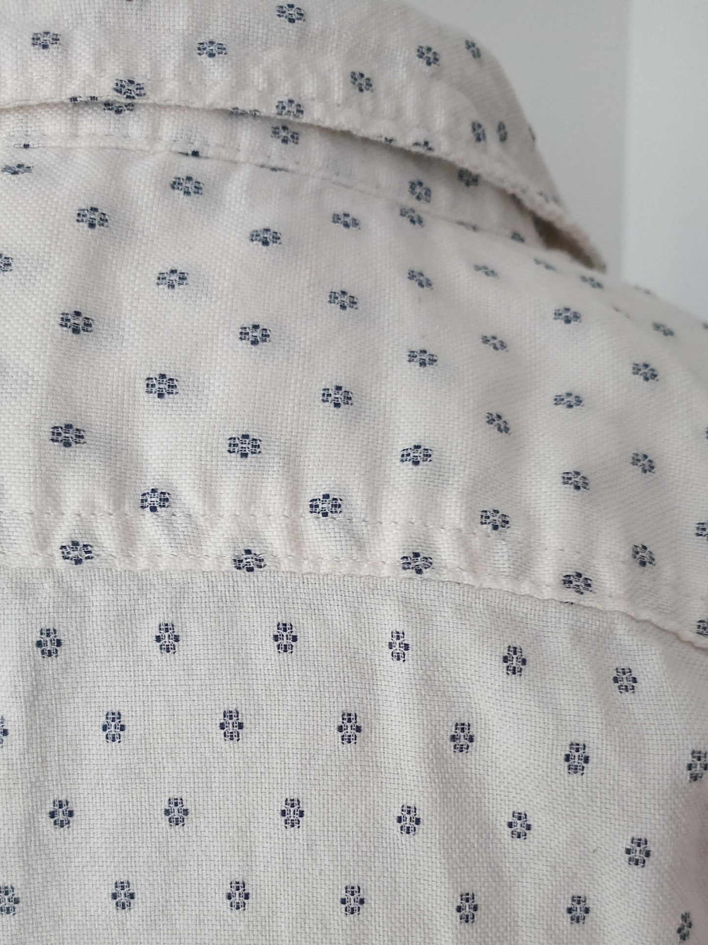 Chemise crème à petits motifs bleu marine (L)
