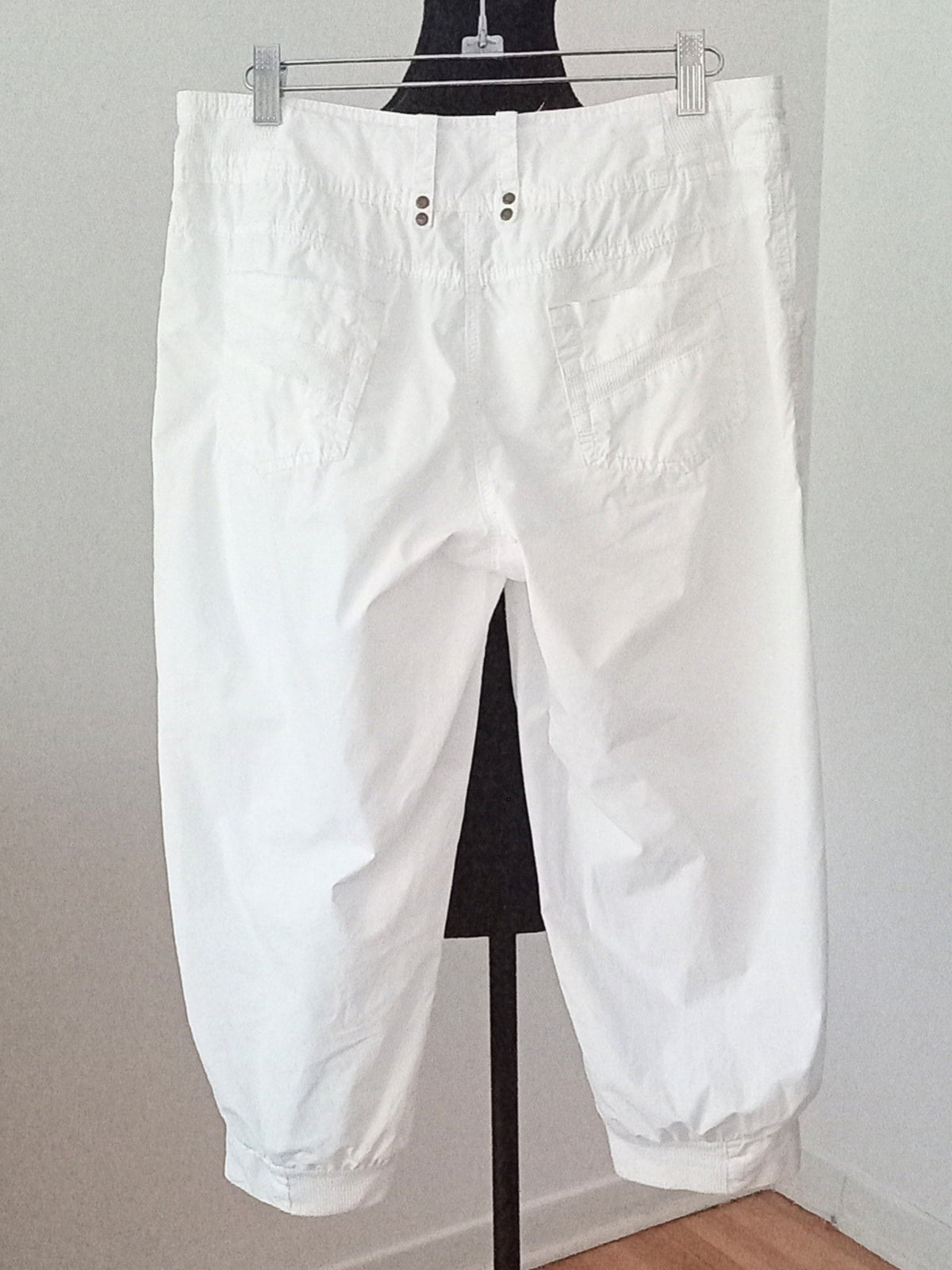 Pantalon capri blanc en coton (8)