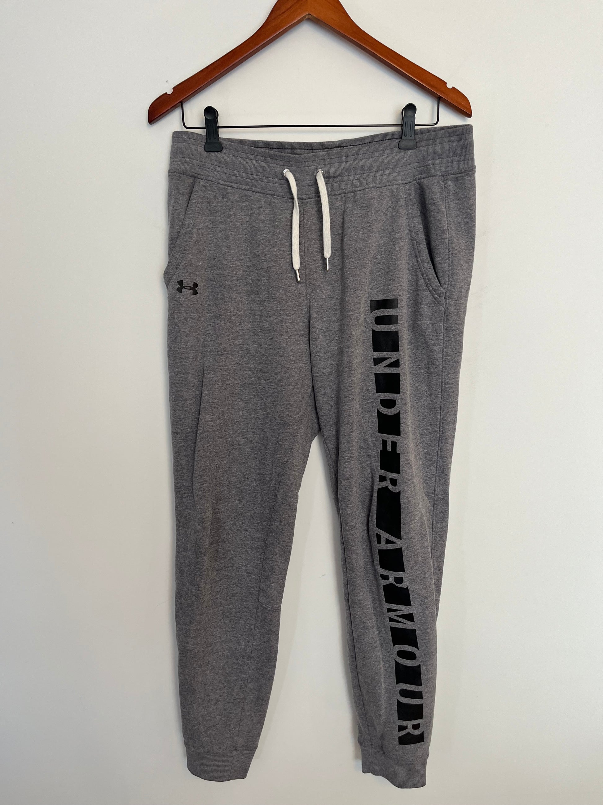 Joggings Under Armour - Vue avant sur fond blanc