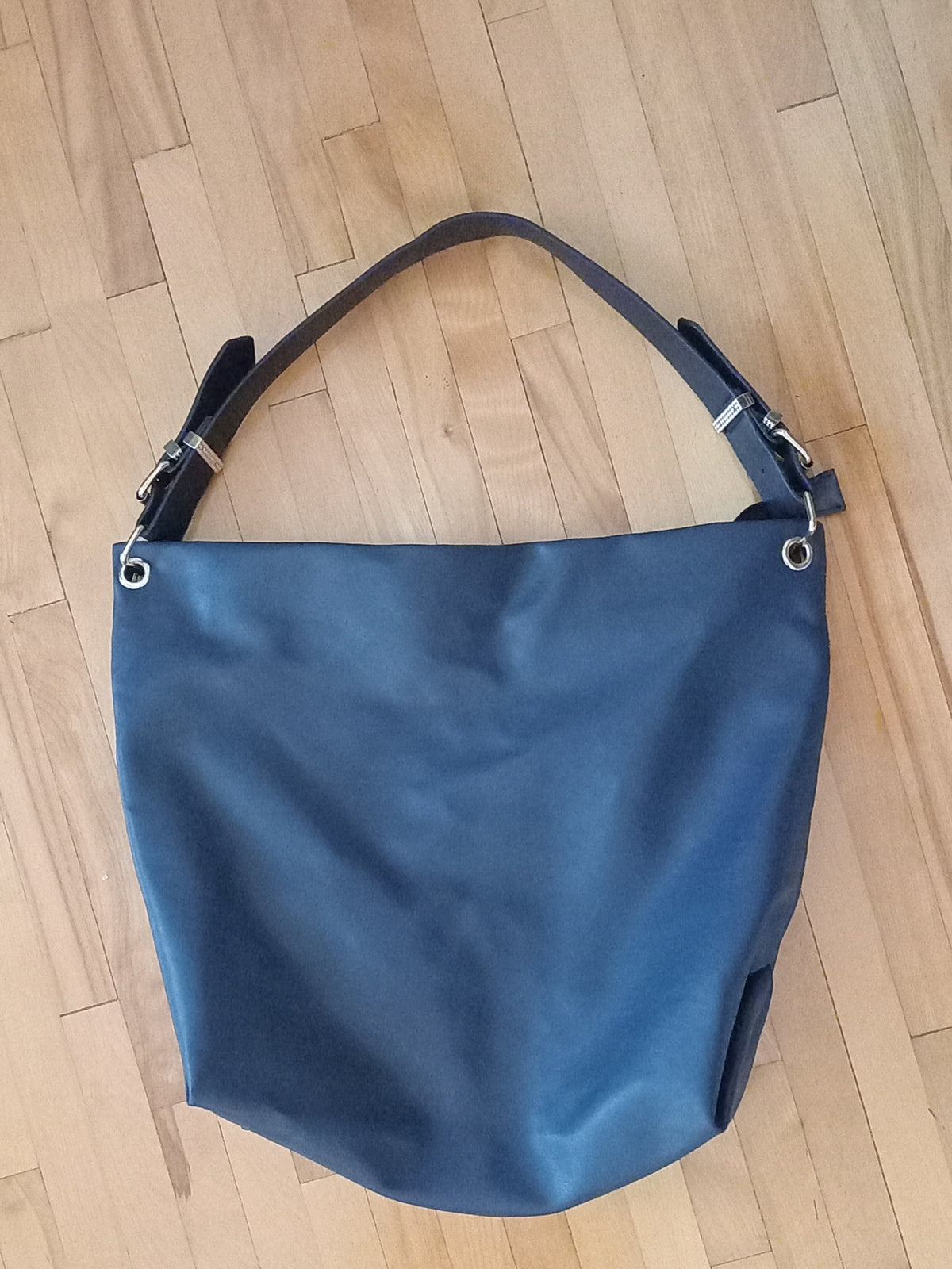 Grand sac bleu porté épaule