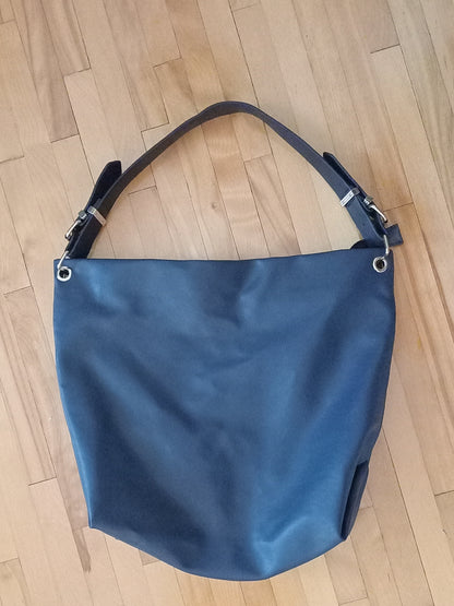 Grand sac bleu porté épaule