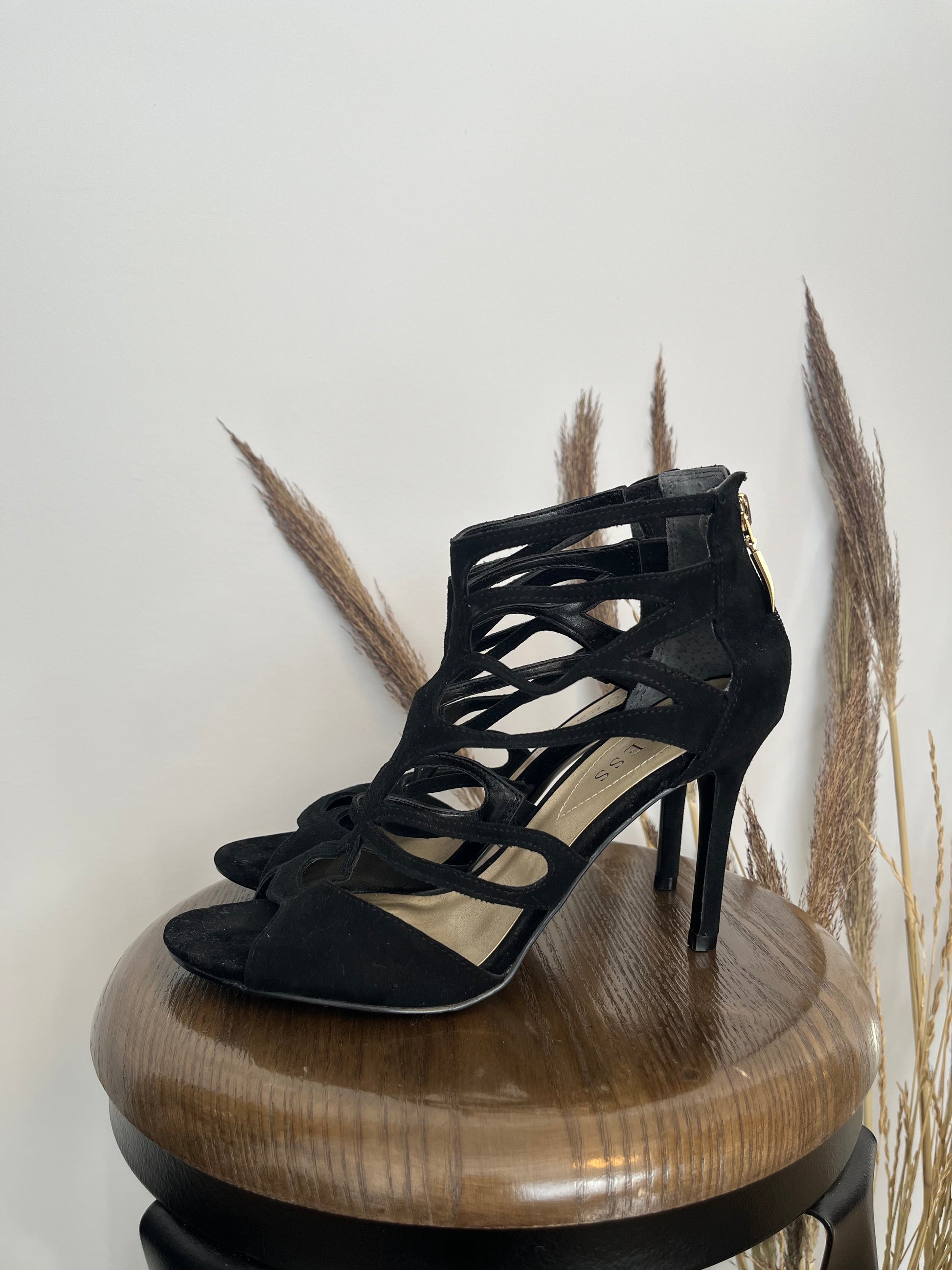 Talons hauts Guess - Vue sur le côté sur fond blanc