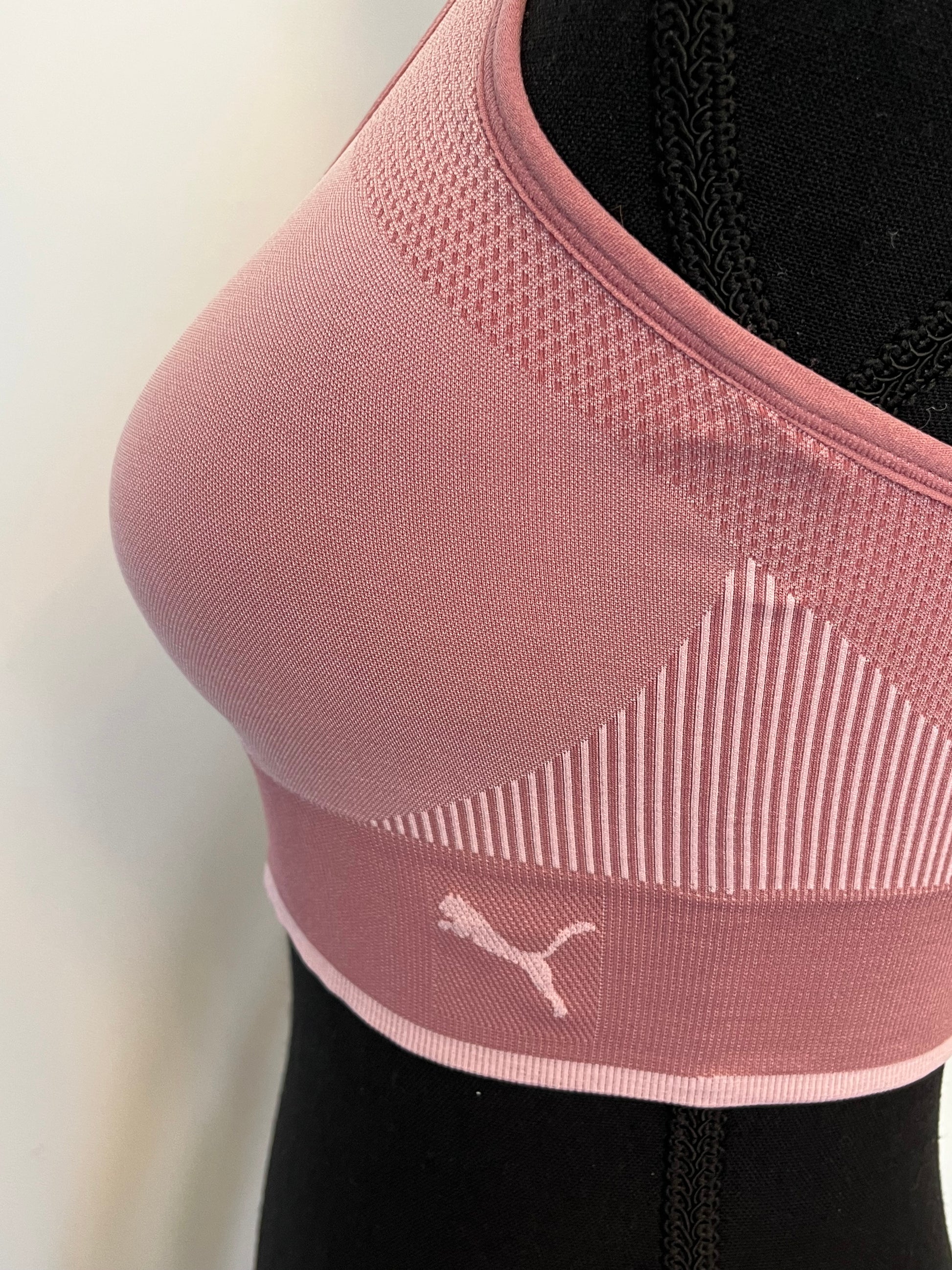 Soutien-gorge Puma - Vue sur le logo