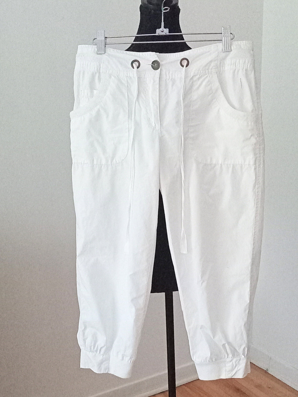 Pantalon capri blanc en coton (8)