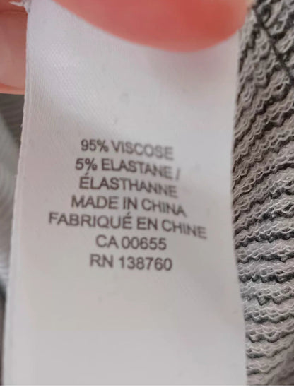 Robe blanche à fines rayures brunes