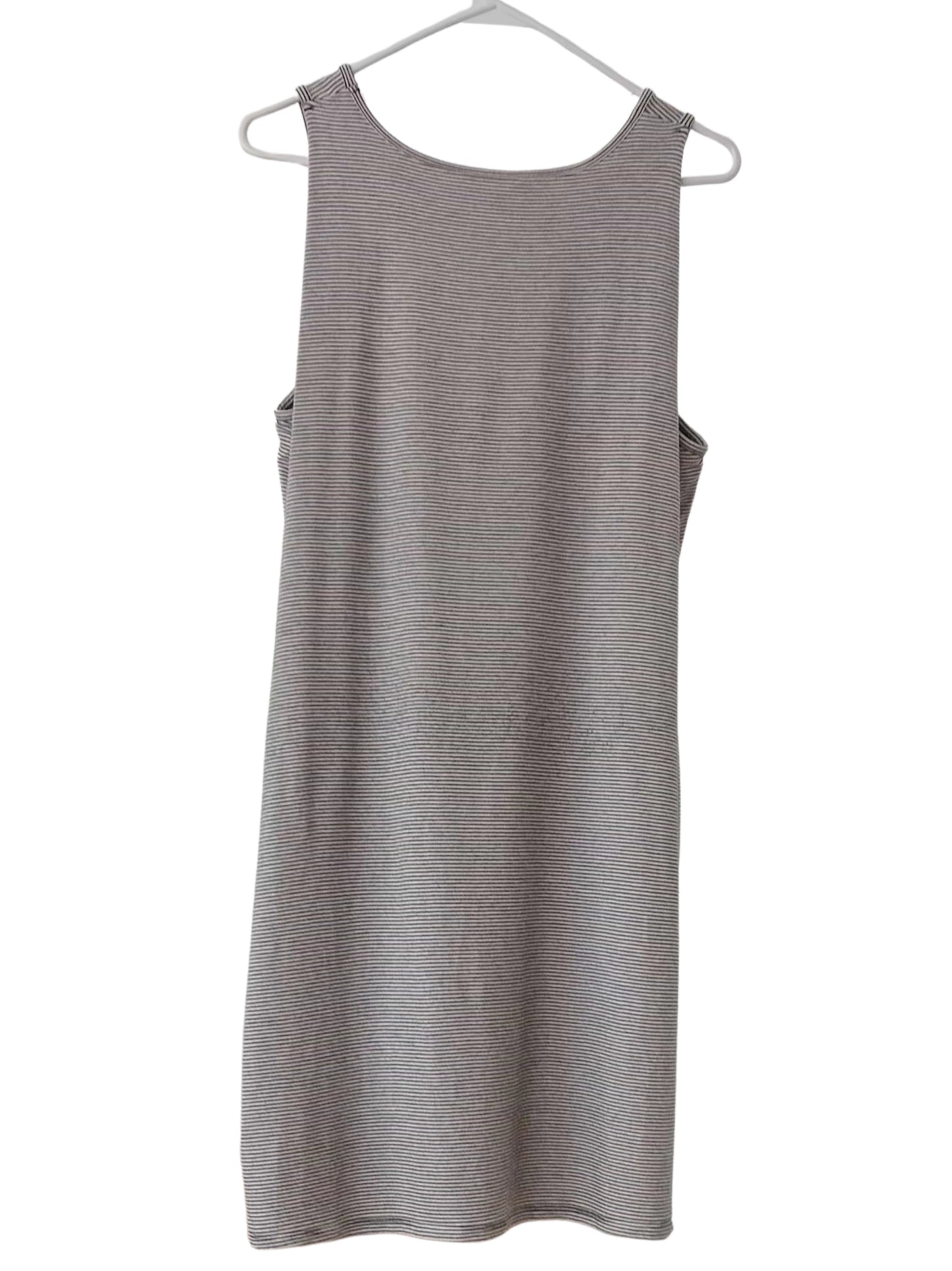 Robe blanche à fines rayures brunes