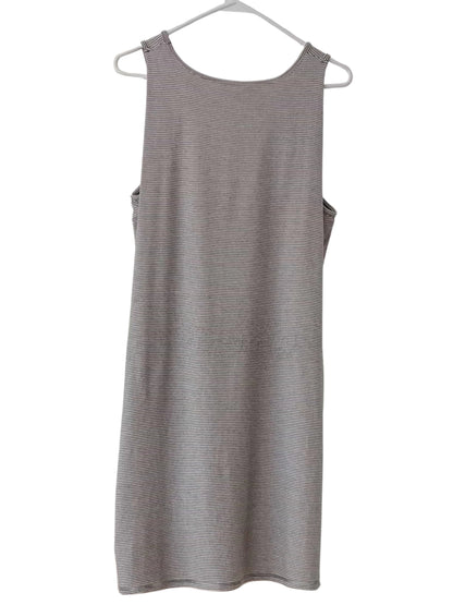 Robe blanche à fines rayures brunes