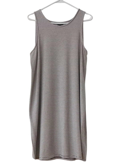 Robe blanche à fines rayures brunes