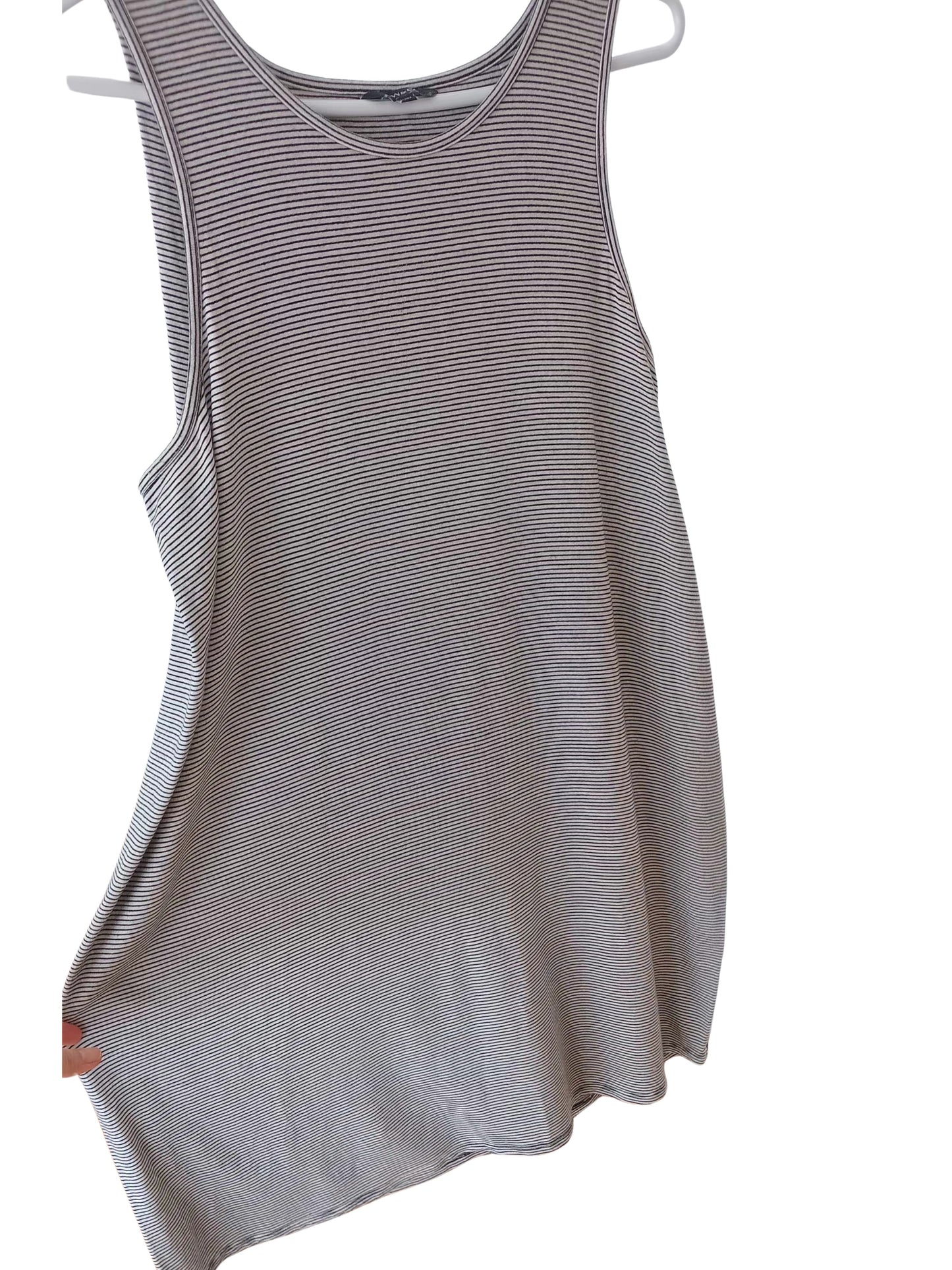 Robe blanche à fines rayures brunes
