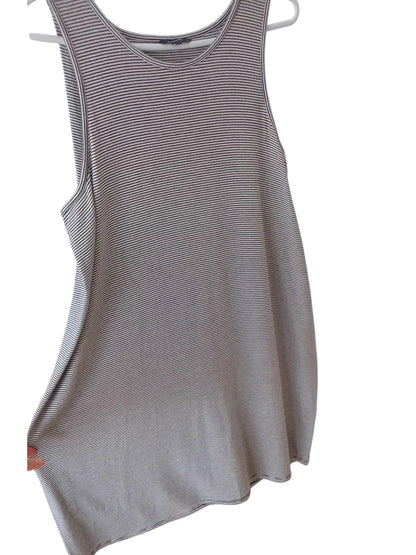 Robe blanche à fines rayures brunes
