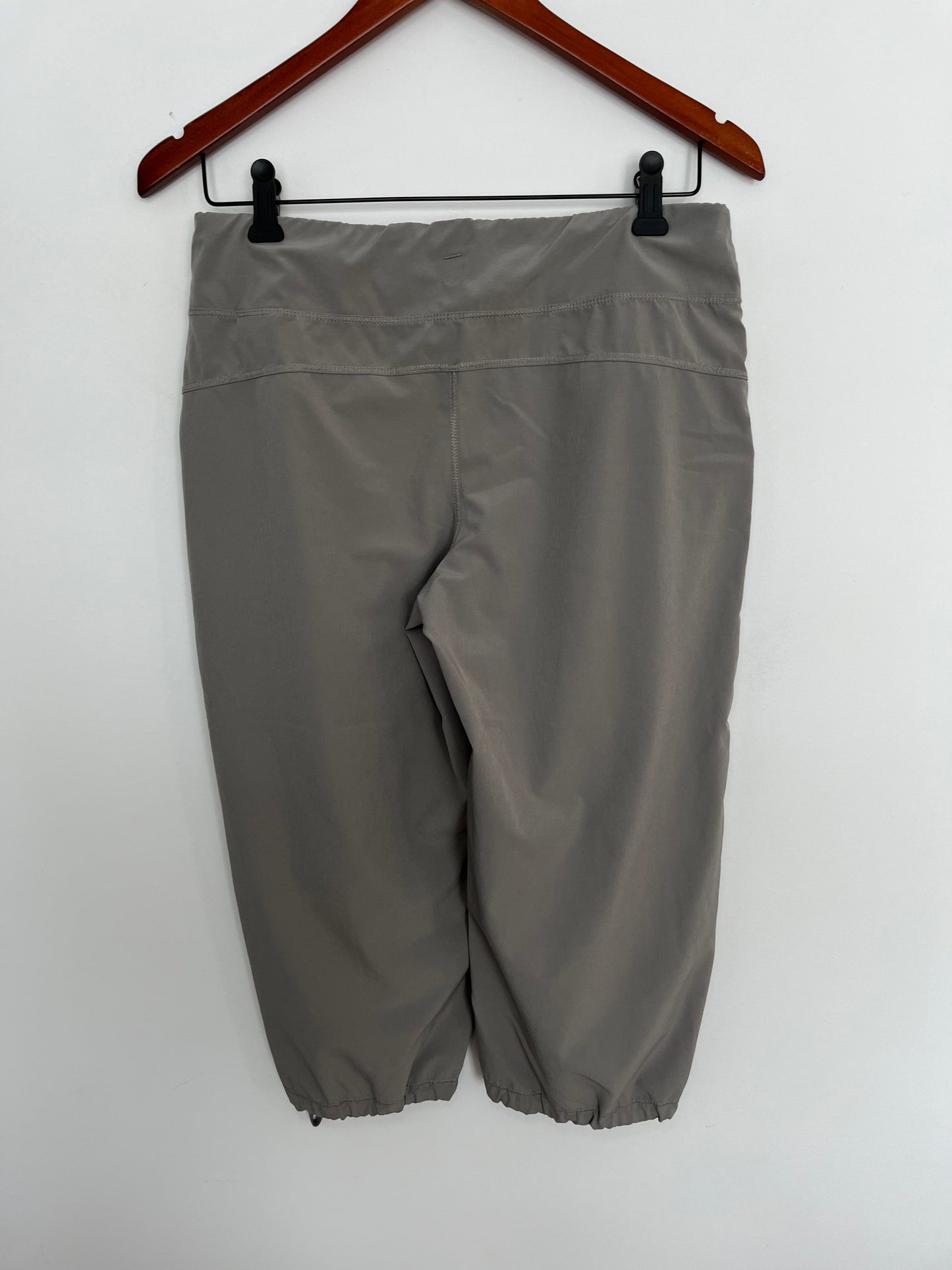 Pantalon Lolë - Vue arrière sur fond blanc