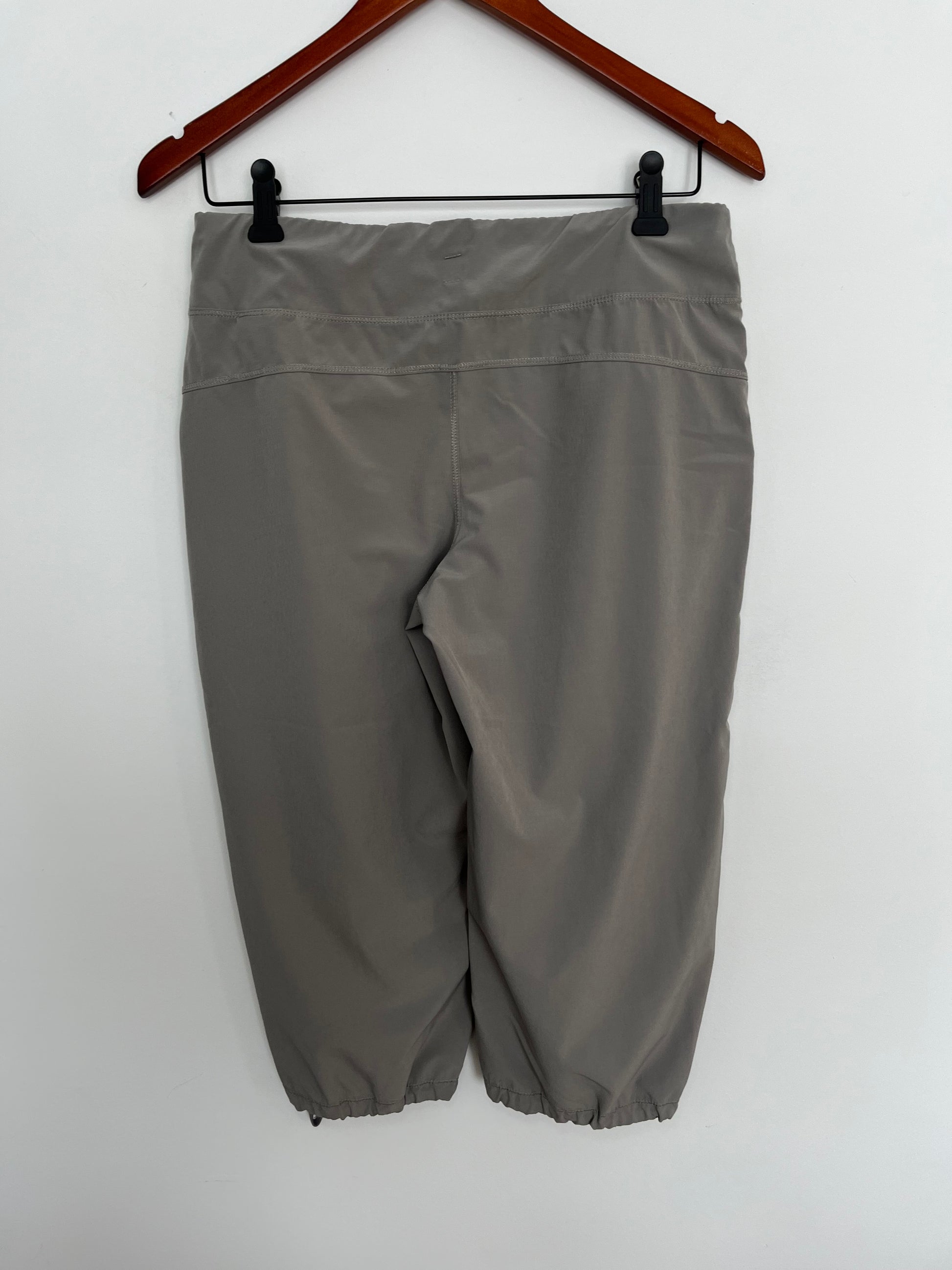 Pantalon Lolë - Vue arrière sur fond blanc