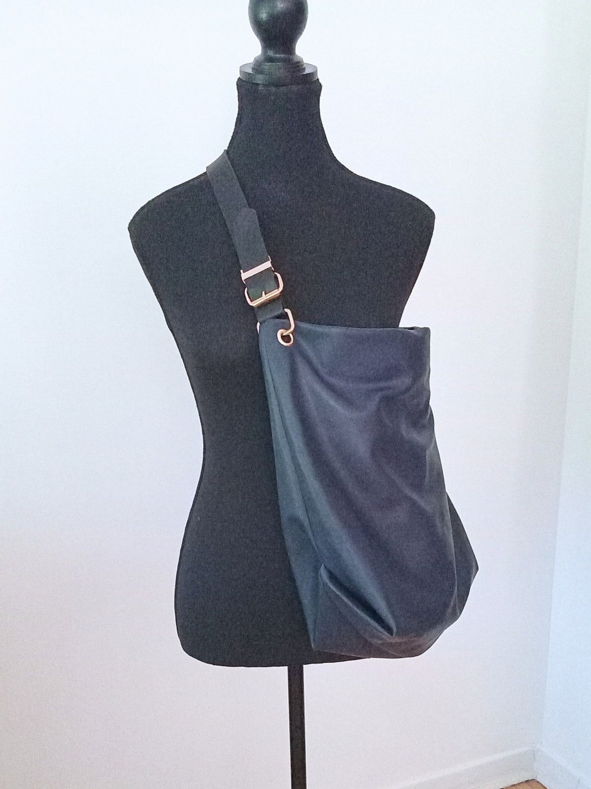 Grand sac bleu porté épaule