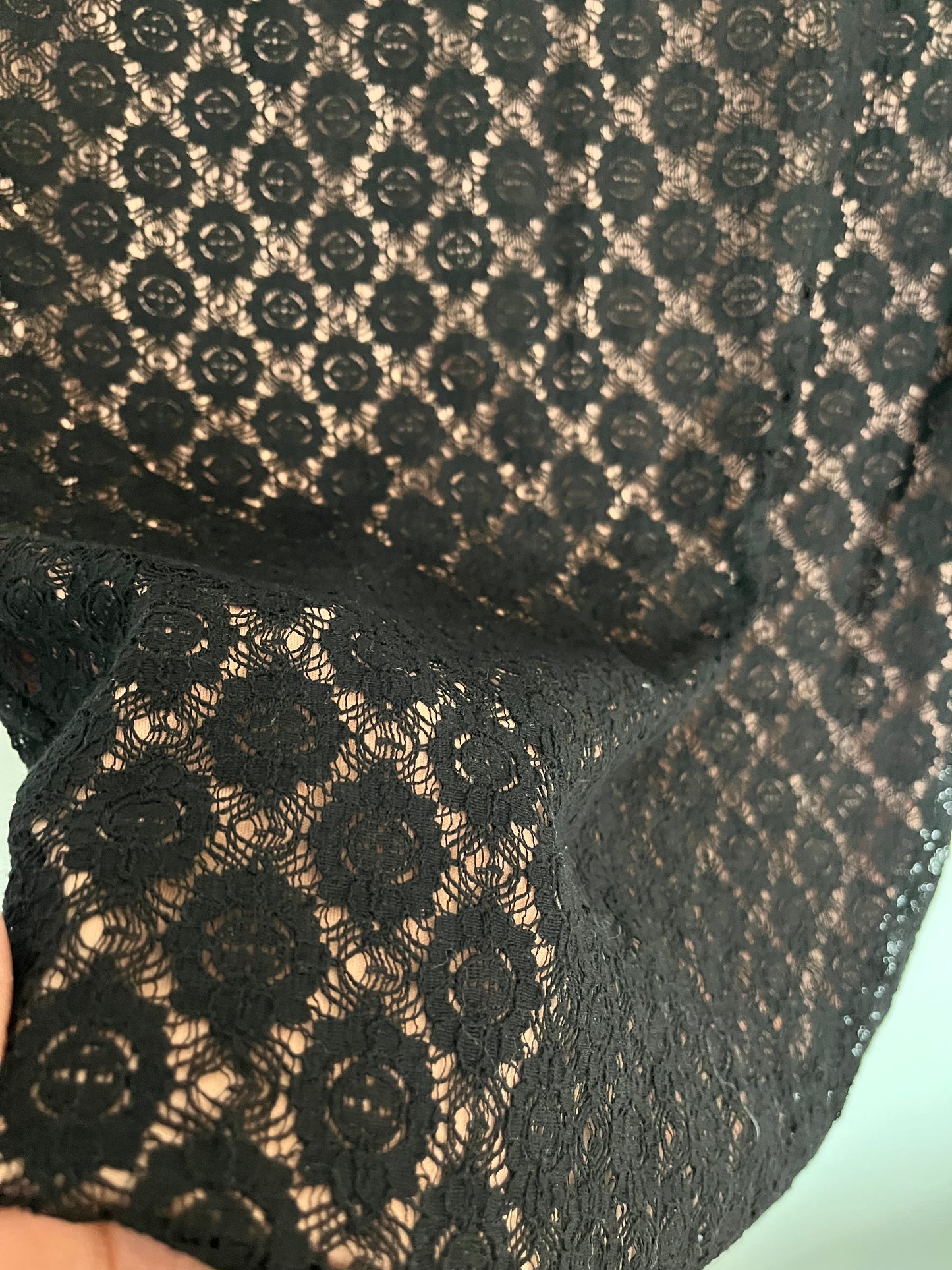 Jupe crayon noir en dentelle