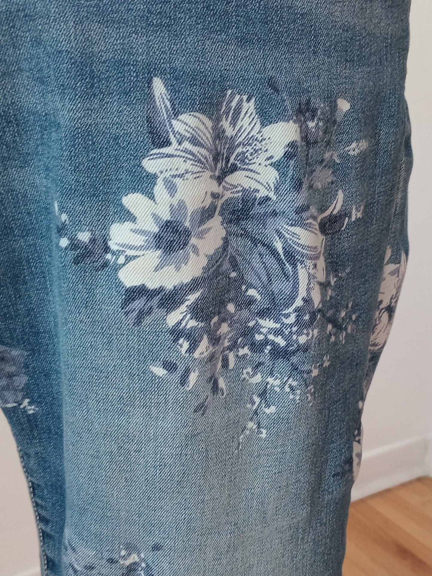 Jeans fleuri ton sur ton bleu pâle (7)